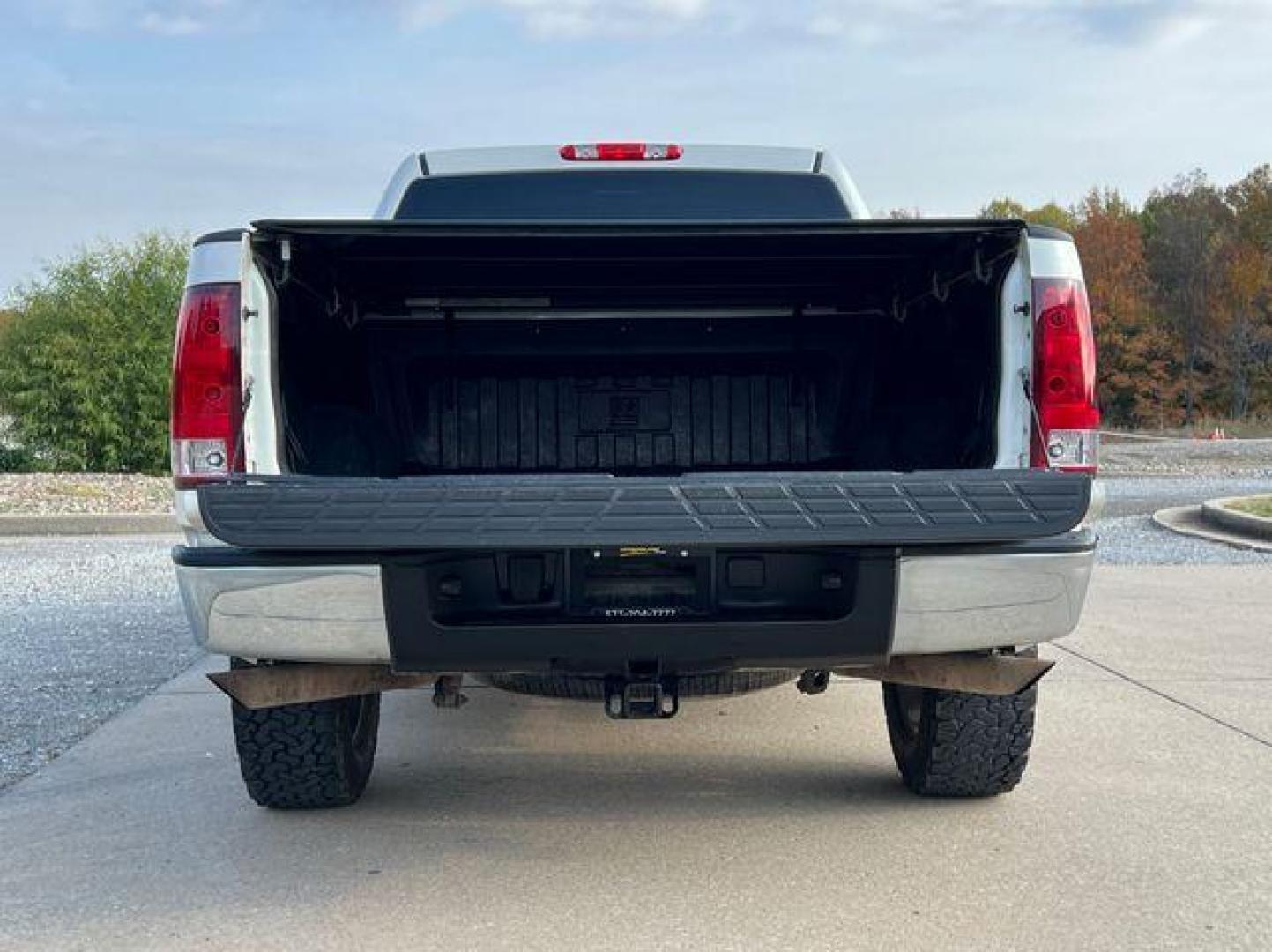 2012 WHITE /Black GMC SIERRA 1500 SLE (3GTP2VE75CG) with an 5.3L engine, Automatic transmission, located at 2990 Old Orchard Rd., Jackson, MO, 63755, 37.354214, -89.612106 - Photo#17