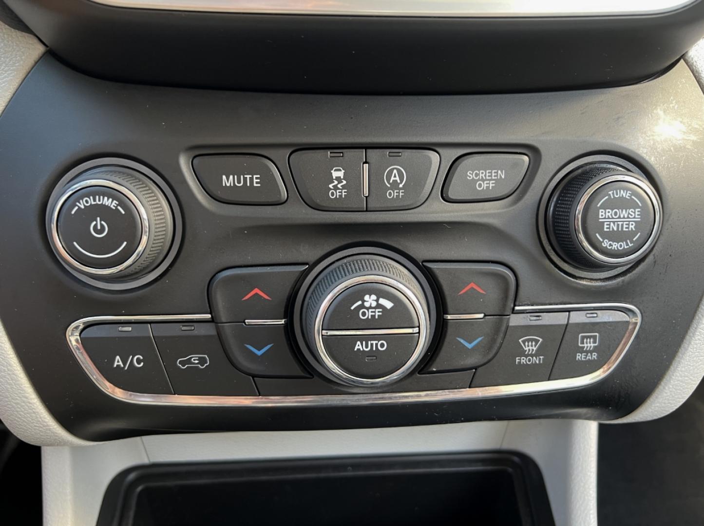 2020 MAROON /Tan Leather JEEP CHEROKEE LIMITED (1C4PJLDX3LD) with an 3.2L V6 engine, Automatic transmission, located at 506 S. Kingshighway, Cape Girardeau, MO, 63703, (573) 235-5000, 37.294994, -89.556206 - 2020 Jeep Cherokee Limited 1-Owner 119xxx miles Front Wheel Drive 3.2L V6 Automatic Leather Power/Heated/Cooled Seats Heated Steering Wheel Backup Camera Bluetooth Cruise Remote Start Power Windows/Locks/Mirrors We have financing available and we accept trades! Fill out a credit applic - Photo#28