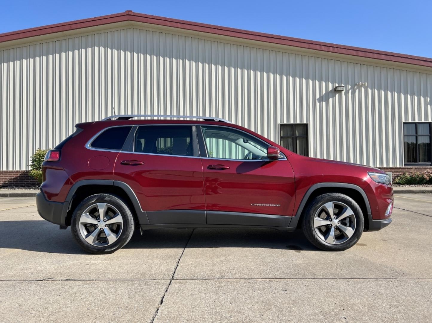 2020 MAROON /Tan Leather JEEP CHEROKEE LIMITED (1C4PJLDX3LD) with an 3.2L V6 engine, Automatic transmission, located at 506 S. Kingshighway, Cape Girardeau, MO, 63703, (573) 235-5000, 37.294994, -89.556206 - 2020 Jeep Cherokee Limited 1-Owner 119xxx miles Front Wheel Drive 3.2L V6 Automatic Leather Power/Heated/Cooled Seats Heated Steering Wheel Backup Camera Bluetooth Cruise Remote Start Power Windows/Locks/Mirrors We have financing available and we accept trades! Fill out a credit applic - Photo#8