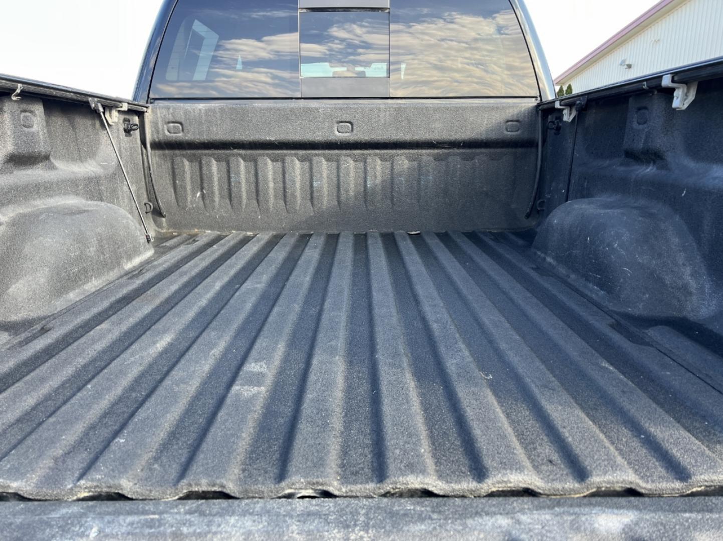 2015 BLACK /Tan Leather GMC SIERRA 1500 SLT (3GTU2VECXFG) with an 5.3L V8 engine, Automatic transmission, located at 2990 Old Orchard Rd., Jackson, MO, 63755, 37.354214, -89.612106 - 2015 GMC Sierra 1500 SLT 130xxx miles 4x4 5.3L V8 Automatic Leather Navigation Backup Camera Power/Heated/Cooled Seats Bluetooth 20" Wheels Cruise Power Windows/Locks/Mirrors We have financing available and we accept trades! Fill out a credit application on our website or come by today! - Photo#20