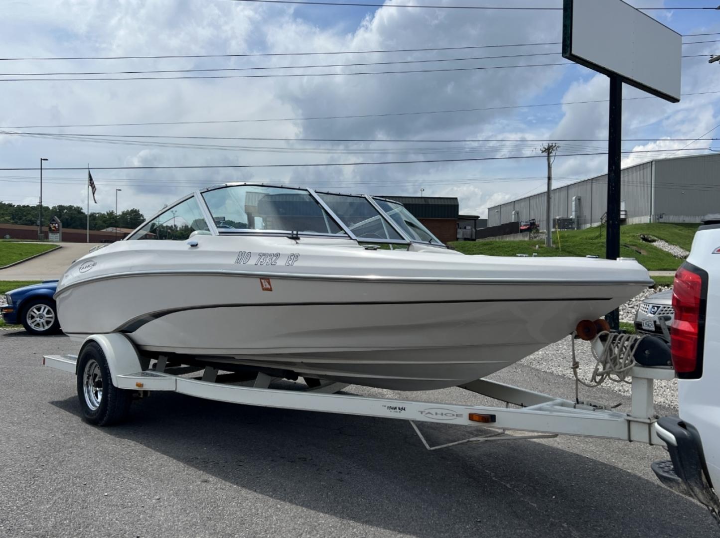 2000 WHITE TAHOE Q3 (BUJ3371CG90) with an Mercury MerCruiser engine, located at 2990 Old Orchard Rd., Jackson, MO, 63755, 37.354214, -89.612106 - We have financing available and we accept trades! Fill out a credit application on our website or come by today! If you have any questions, give us a call at (573) 204-7777 or visit our website at firstautocredit.com. - Photo#2