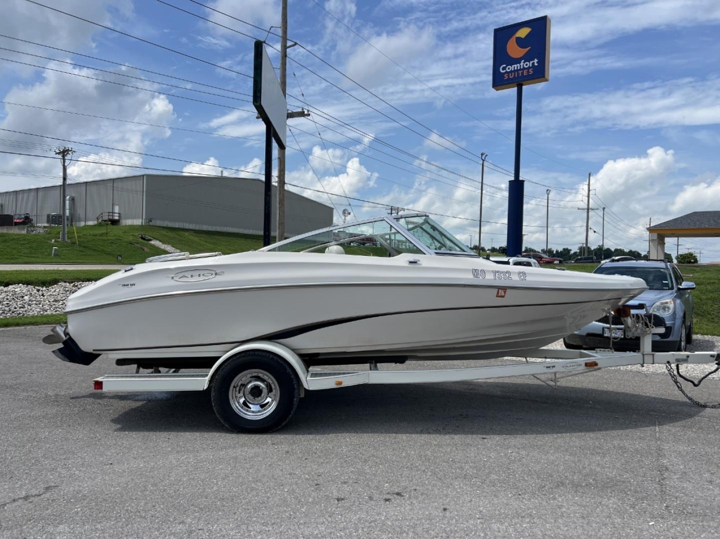 2000 WHITE TAHOE Q3 (BUJ3371CG90) with an Mercury MerCruiser engine, located at 2990 Old Orchard Rd., Jackson, MO, 63755, 37.354214, -89.612106 - We have financing available and we accept trades! Fill out a credit application on our website or come by today! If you have any questions, give us a call at (573) 204-7777 or visit our website at firstautocredit.com. - Photo#0