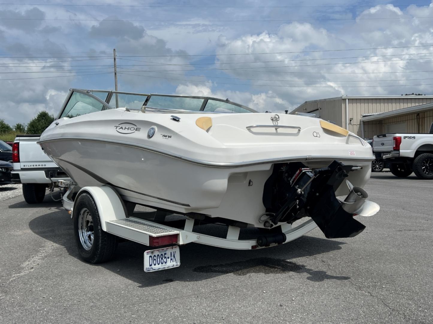 2000 WHITE TAHOE Q3 (BUJ3371CG90) with an Mercury MerCruiser engine, located at 2990 Old Orchard Rd., Jackson, MO, 63755, 37.354214, -89.612106 - We have financing available and we accept trades! Fill out a credit application on our website or come by today! If you have any questions, give us a call at (573) 204-7777 or visit our website at firstautocredit.com. - Photo#5