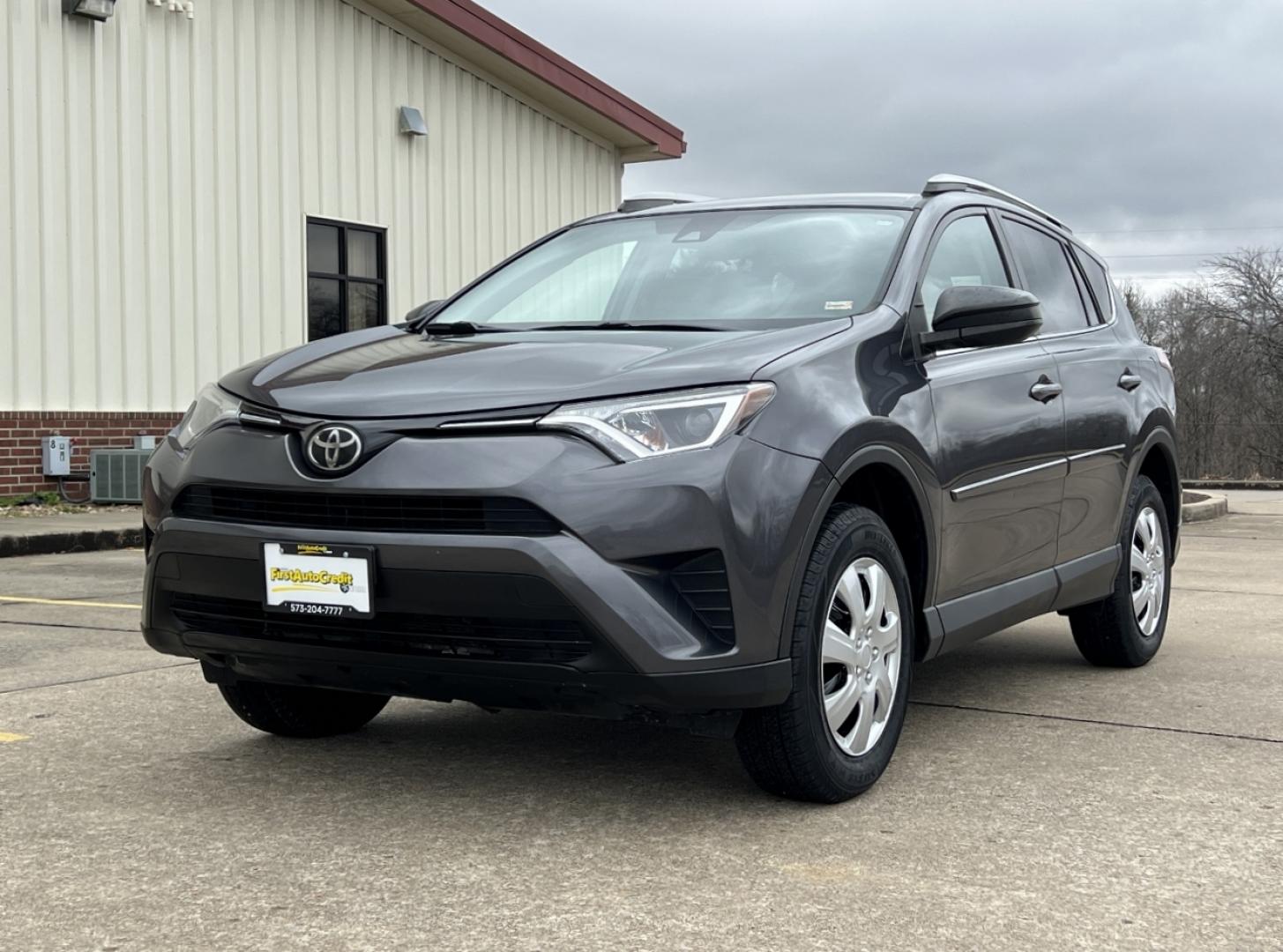 2018 GRAY /Black Cloth TOYOTA RAV4 LE (2T3ZFREV0JW) with an 2.5L engine, Automatic transmission, located at 506 S. Kingshighway, Cape Girardeau, MO, 63703, 37.294994, -89.556206 - Photo#3