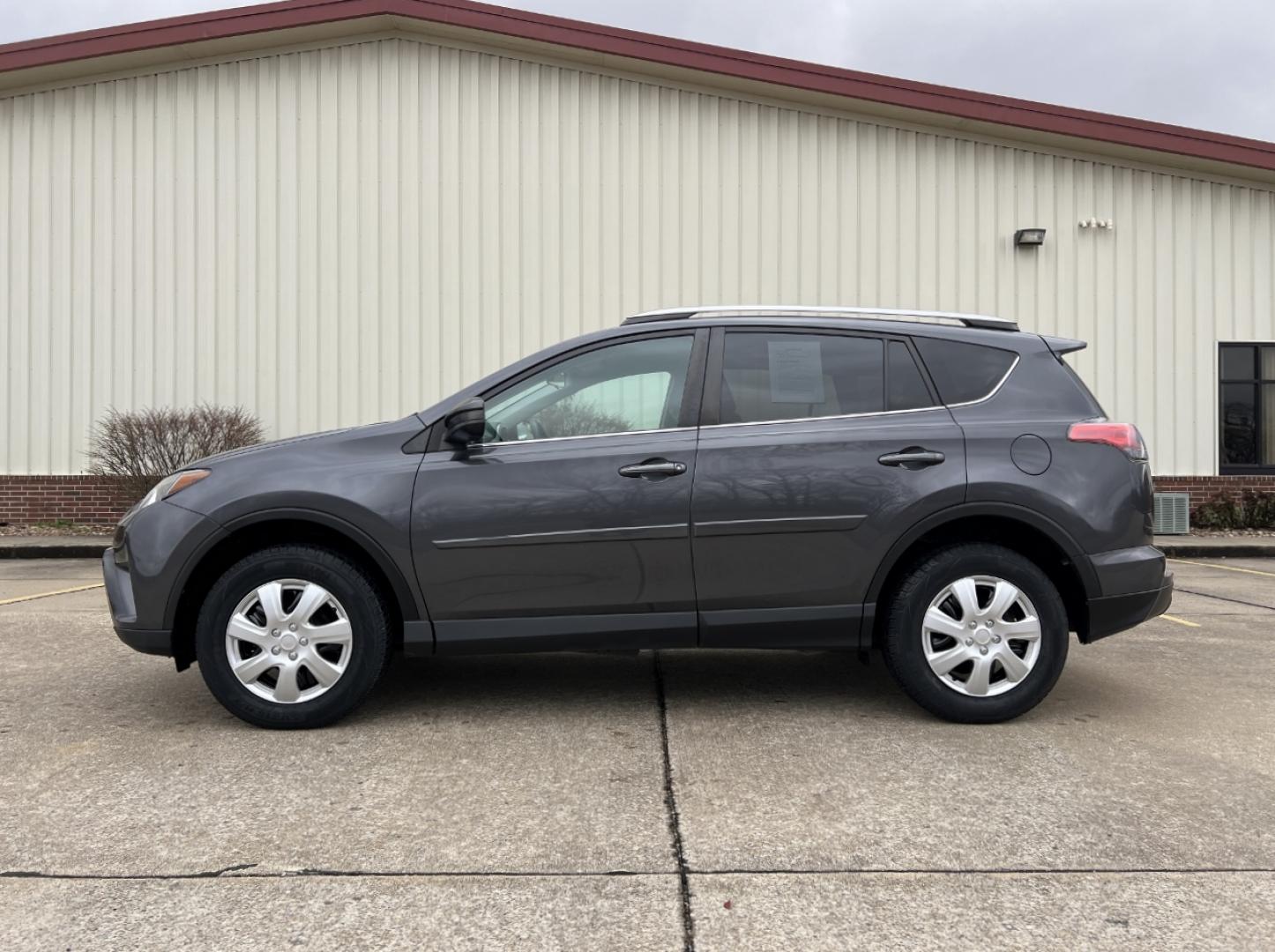 2018 GRAY /Black Cloth TOYOTA RAV4 LE (2T3ZFREV0JW) with an 2.5L engine, Automatic transmission, located at 506 S. Kingshighway, Cape Girardeau, MO, 63703, 37.294994, -89.556206 - Photo#4