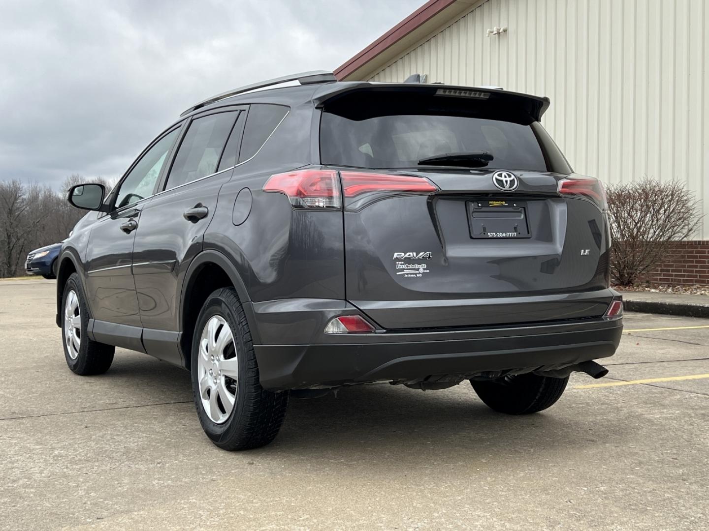 2018 GRAY /Black Cloth TOYOTA RAV4 LE (2T3ZFREV0JW) with an 2.5L engine, Automatic transmission, located at 506 S. Kingshighway, Cape Girardeau, MO, 63703, 37.294994, -89.556206 - Photo#7