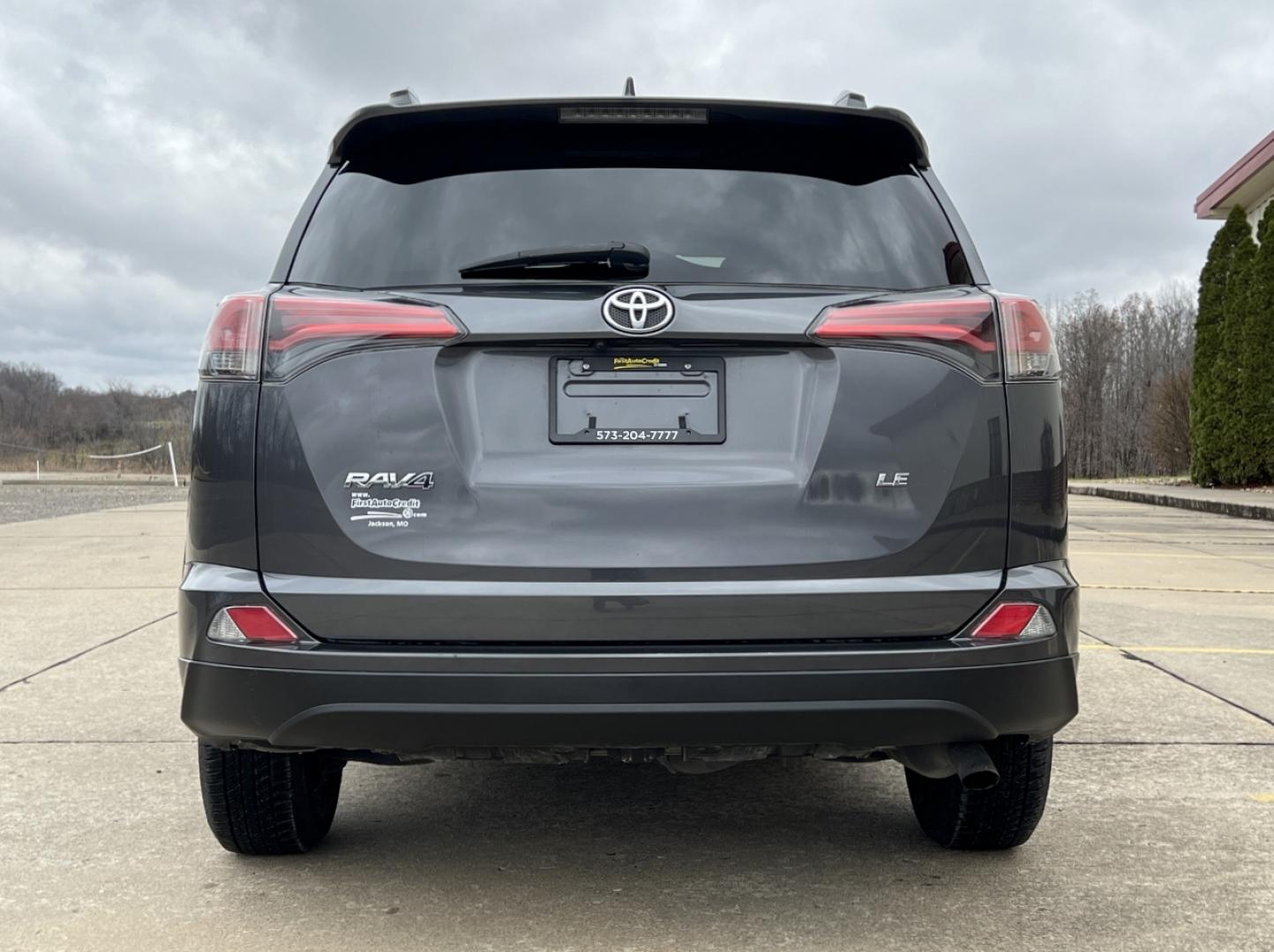 2018 GRAY /Black Cloth TOYOTA RAV4 LE (2T3ZFREV0JW) with an 2.5L engine, Automatic transmission, located at 506 S. Kingshighway, Cape Girardeau, MO, 63703, 37.294994, -89.556206 - Photo#8
