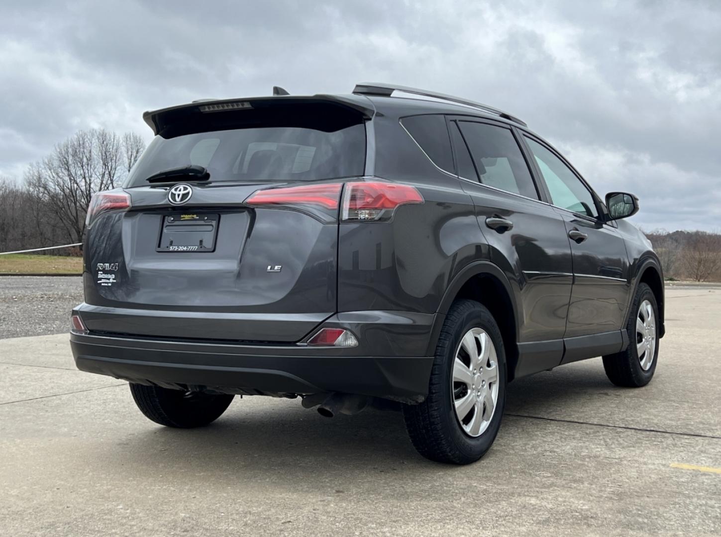2018 GRAY /Black Cloth TOYOTA RAV4 LE (2T3ZFREV0JW) with an 2.5L engine, Automatic transmission, located at 506 S. Kingshighway, Cape Girardeau, MO, 63703, 37.294994, -89.556206 - Photo#6