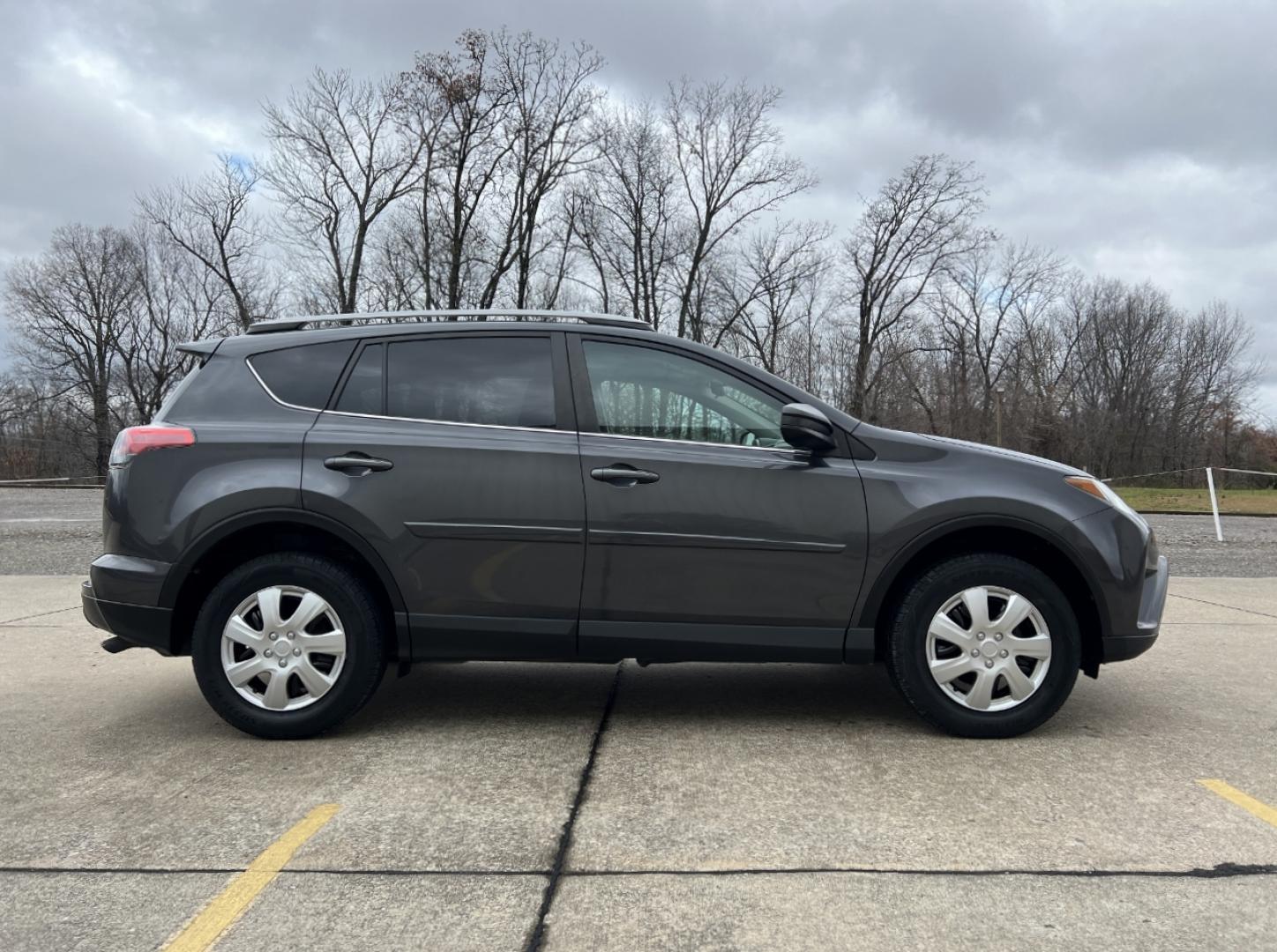 2018 GRAY /Black Cloth TOYOTA RAV4 LE (2T3ZFREV0JW) with an 2.5L engine, Automatic transmission, located at 506 S. Kingshighway, Cape Girardeau, MO, 63703, 37.294994, -89.556206 - Photo#5