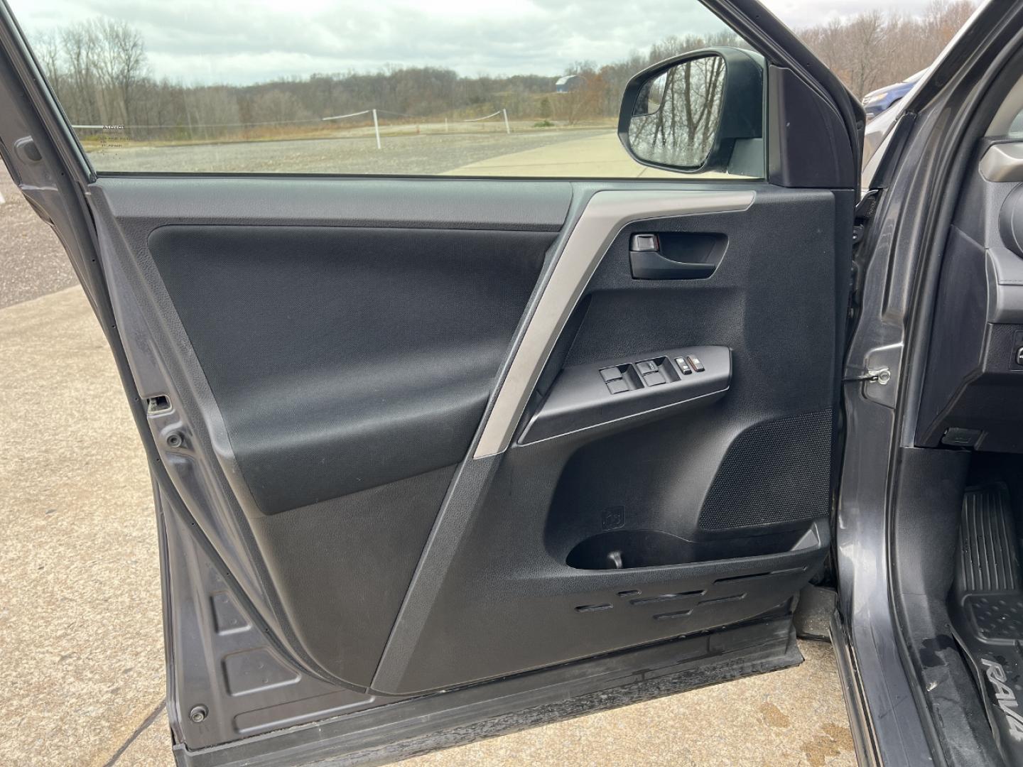 2018 GRAY /Black Cloth TOYOTA RAV4 LE (2T3ZFREV0JW) with an 2.5L engine, Automatic transmission, located at 506 S. Kingshighway, Cape Girardeau, MO, 63703, 37.294994, -89.556206 - Photo#10