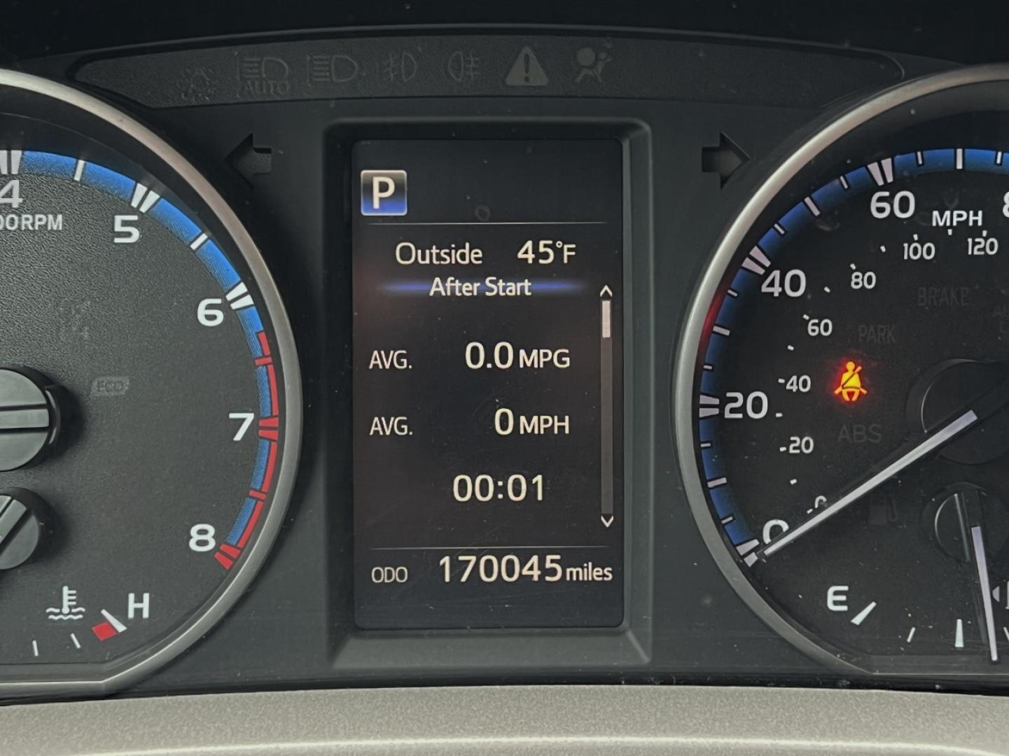2018 GRAY /Black Cloth TOYOTA RAV4 LE (2T3ZFREV0JW) with an 2.5L engine, Automatic transmission, located at 506 S. Kingshighway, Cape Girardeau, MO, 63703, 37.294994, -89.556206 - Photo#1