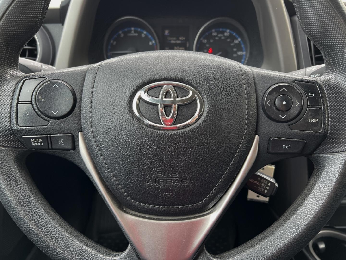 2018 GRAY /Black Cloth TOYOTA RAV4 LE (2T3ZFREV0JW) with an 2.5L engine, Automatic transmission, located at 506 S. Kingshighway, Cape Girardeau, MO, 63703, 37.294994, -89.556206 - Photo#19