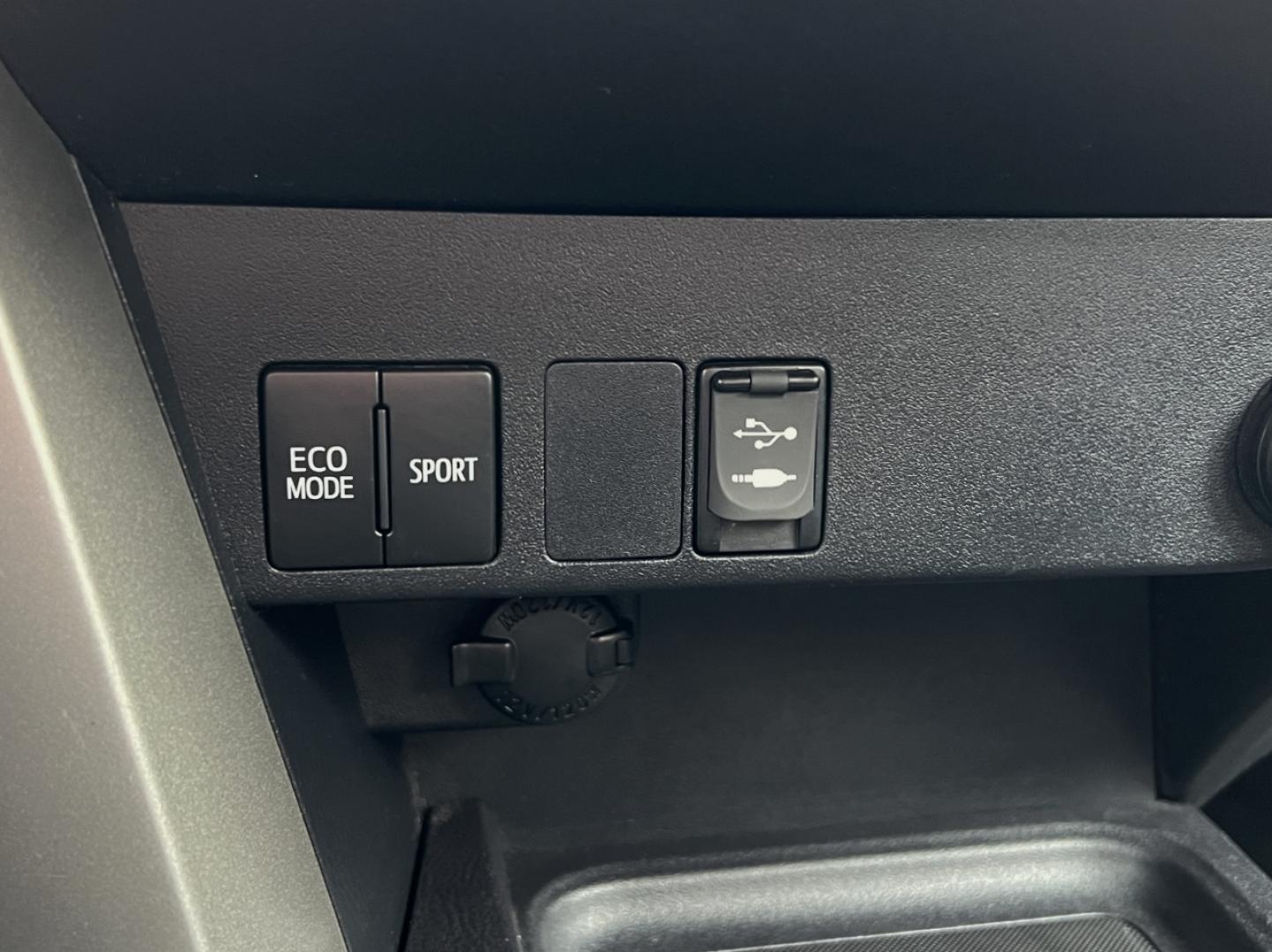 2018 GRAY /Black Cloth TOYOTA RAV4 LE (2T3ZFREV0JW) with an 2.5L engine, Automatic transmission, located at 506 S. Kingshighway, Cape Girardeau, MO, 63703, 37.294994, -89.556206 - Photo#25