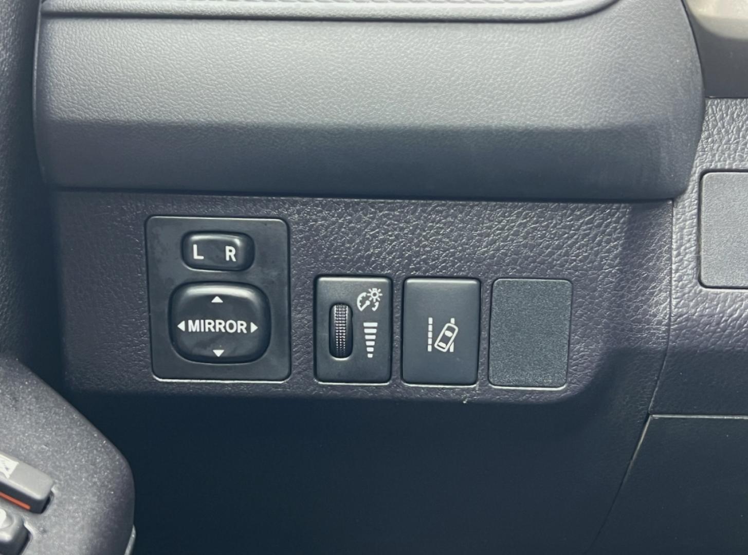 2018 GRAY /Black Cloth TOYOTA RAV4 LE (2T3ZFREV0JW) with an 2.5L engine, Automatic transmission, located at 506 S. Kingshighway, Cape Girardeau, MO, 63703, 37.294994, -89.556206 - Photo#27