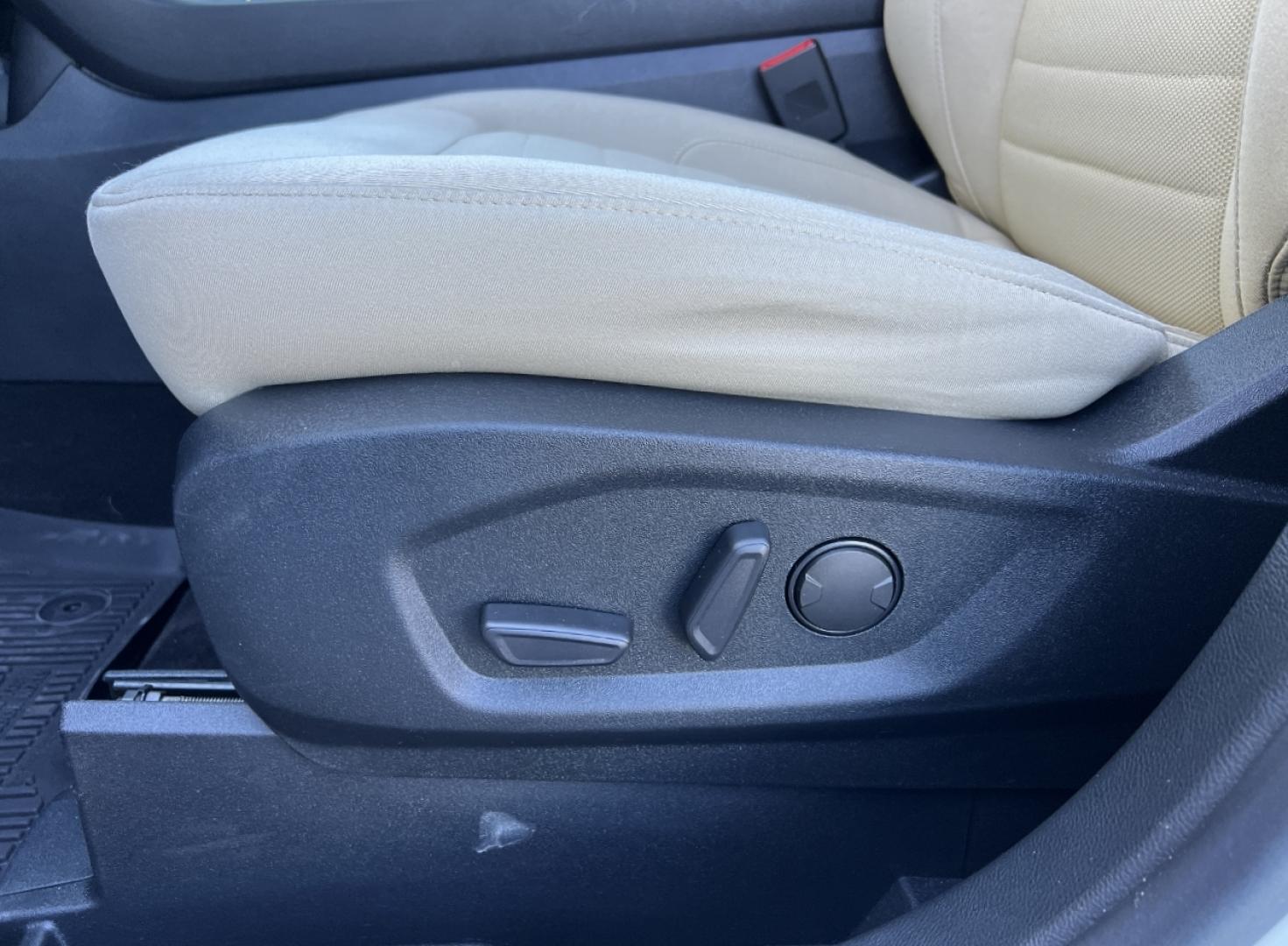 2020 WHITE FORD EDGE SE (2FMPK3G98LB) with an 2.0L 4 Cyl. engine, Automatic transmission, located at 2990 Old Orchard Rd., Jackson, MO, 63755, 37.354214, -89.612106 - We have financing available and we accept trades! Fill out a credit application on our website or come by today! If you have any questions, give us a call at (573) 204-7777 or visit our website at firstautocredit.com. - Photo#3