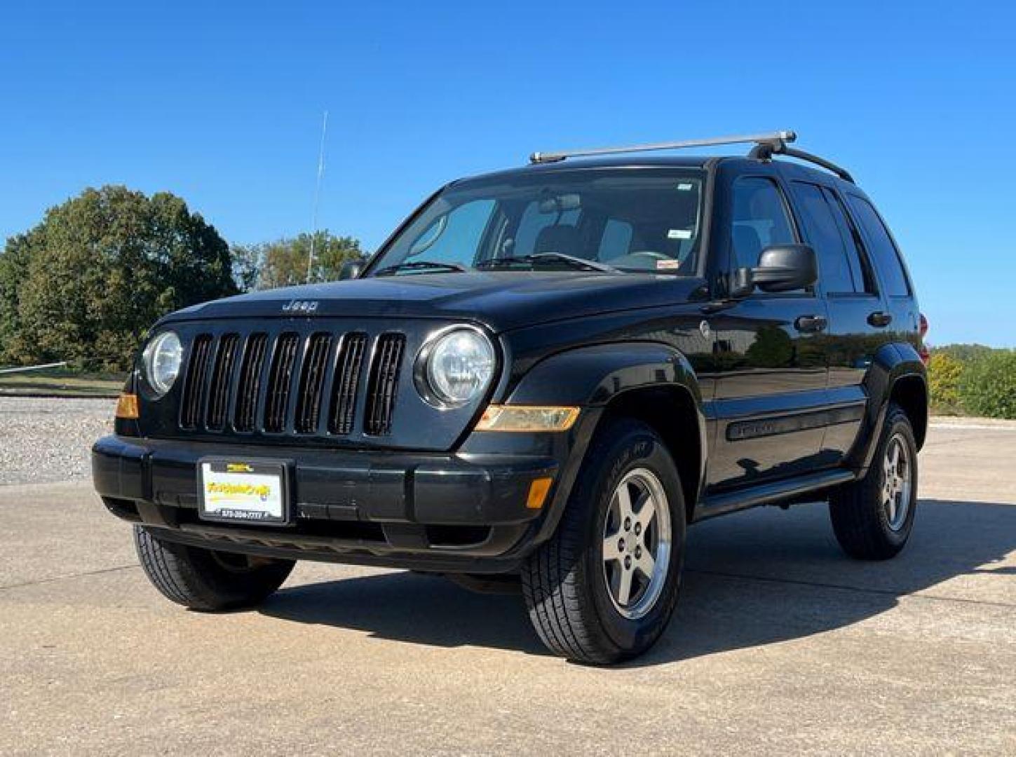 2005 BLACK /Gray Cloth JEEP LIBERTY RENEGADE (1J4GL38K55W) with an 3.7L V6 engine, Automatic transmission, located at 506 S. Kingshighway, Cape Girardeau, MO, 63703, 37.294994, -89.556206 - Photo#4