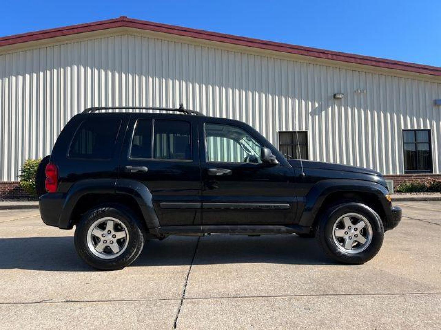 2005 BLACK /Gray Cloth JEEP LIBERTY RENEGADE (1J4GL38K55W) with an 3.7L V6 engine, Automatic transmission, located at 506 S. Kingshighway, Cape Girardeau, MO, 63703, 37.294994, -89.556206 - Photo#6
