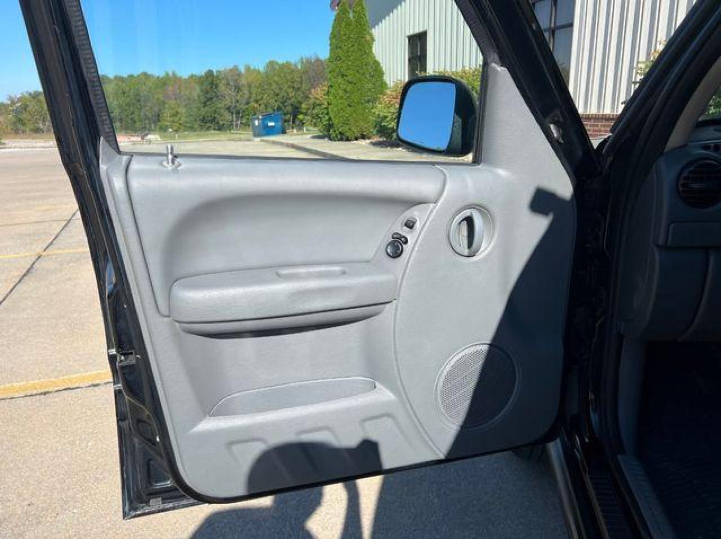 2005 BLACK /Gray Cloth JEEP LIBERTY RENEGADE (1J4GL38K55W) with an 3.7L V6 engine, Automatic transmission, located at 506 S. Kingshighway, Cape Girardeau, MO, 63703, 37.294994, -89.556206 - Photo#11