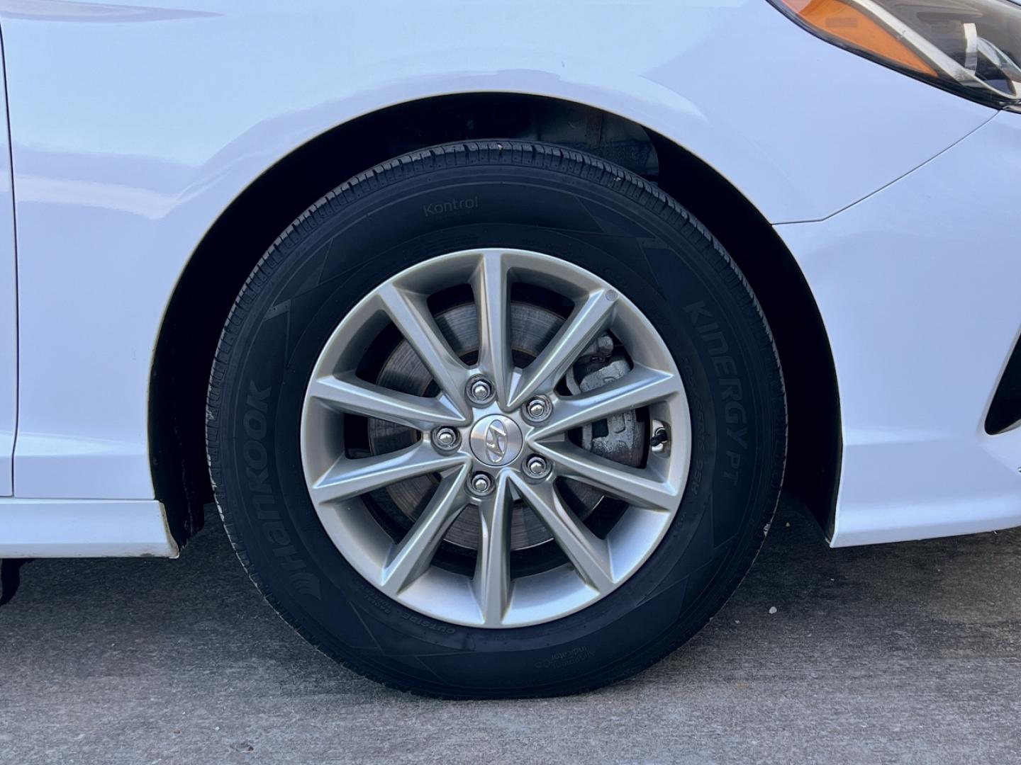 2019 WHITE /Black Cloth HYUNDAI SONATA SE (5NPE24AF4KH) with an 2.4L 4 Cyl. engine, Automatic transmission, located at 2990 Old Orchard Rd., Jackson, MO, 63755, 37.354214, -89.612106 - 2019 Hyundai Sonata SE 111xxx miles Front Wheel Drive 2.4L 4 Cyl. Automatic Backup Camera Bluetooth Cruise Power Windows/Locks/Mirrors We have financing available and we accept trades! Fill out a credit application on our website or come by today! If you have any questions, give us a call - Photo#33