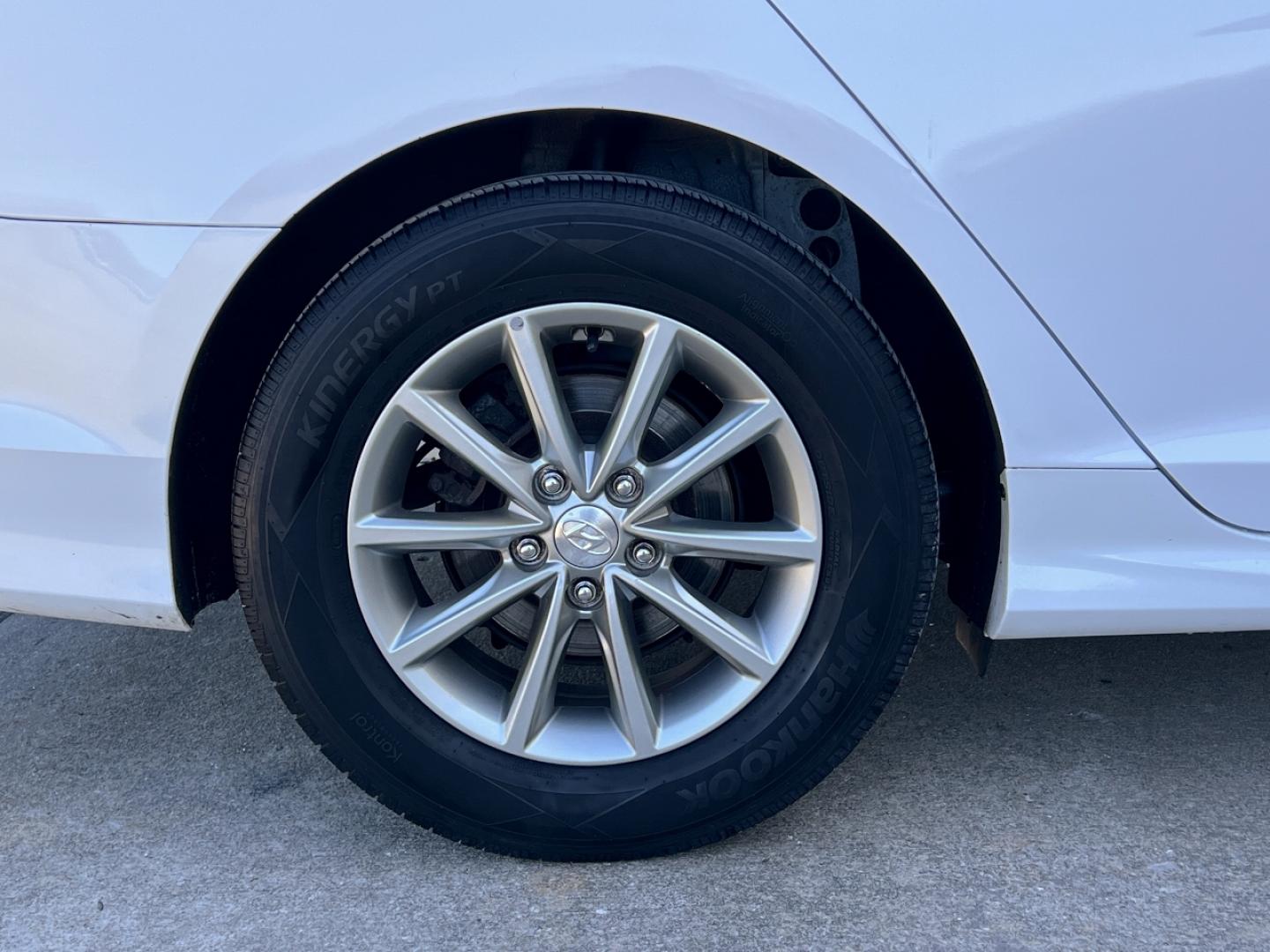 2019 WHITE /Black Cloth HYUNDAI SONATA SE (5NPE24AF4KH) with an 2.4L 4 Cyl. engine, Automatic transmission, located at 2990 Old Orchard Rd., Jackson, MO, 63755, 37.354214, -89.612106 - 2019 Hyundai Sonata SE 111xxx miles Front Wheel Drive 2.4L 4 Cyl. Automatic Backup Camera Bluetooth Cruise Power Windows/Locks/Mirrors We have financing available and we accept trades! Fill out a credit application on our website or come by today! If you have any questions, give us a call - Photo#32