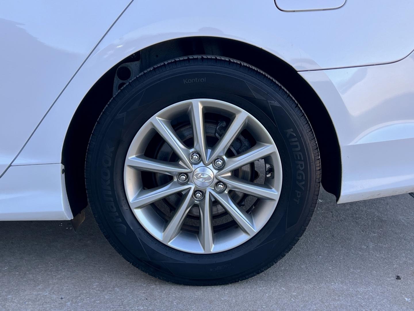2019 WHITE /Black Cloth HYUNDAI SONATA SE (5NPE24AF4KH) with an 2.4L 4 Cyl. engine, Automatic transmission, located at 2990 Old Orchard Rd., Jackson, MO, 63755, 37.354214, -89.612106 - 2019 Hyundai Sonata SE 111xxx miles Front Wheel Drive 2.4L 4 Cyl. Automatic Backup Camera Bluetooth Cruise Power Windows/Locks/Mirrors We have financing available and we accept trades! Fill out a credit application on our website or come by today! If you have any questions, give us a call - Photo#31