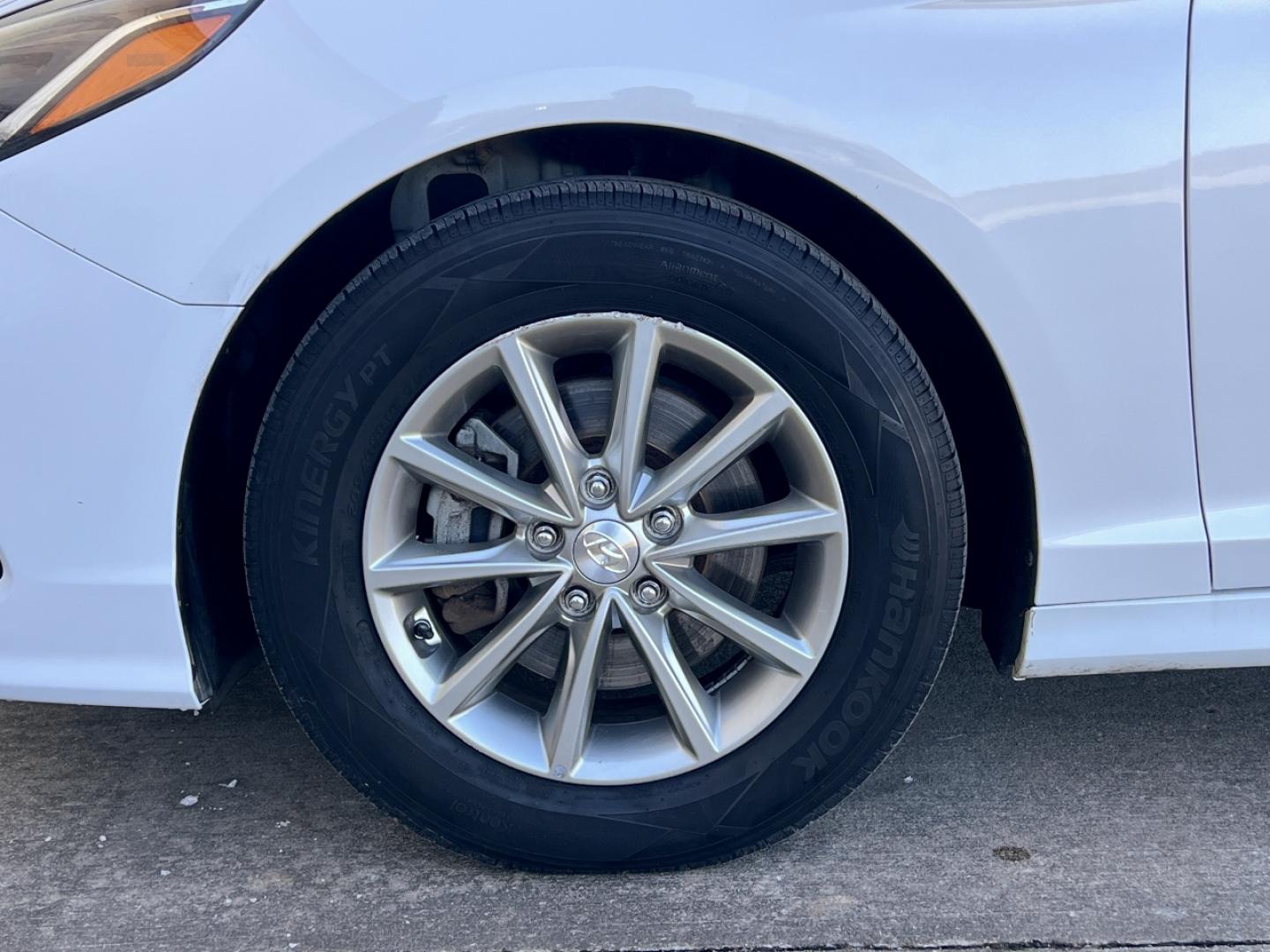 2019 WHITE /Black Cloth HYUNDAI SONATA SE (5NPE24AF4KH) with an 2.4L 4 Cyl. engine, Automatic transmission, located at 2990 Old Orchard Rd., Jackson, MO, 63755, 37.354214, -89.612106 - 2019 Hyundai Sonata SE 111xxx miles Front Wheel Drive 2.4L 4 Cyl. Automatic Backup Camera Bluetooth Cruise Power Windows/Locks/Mirrors We have financing available and we accept trades! Fill out a credit application on our website or come by today! If you have any questions, give us a call - Photo#29