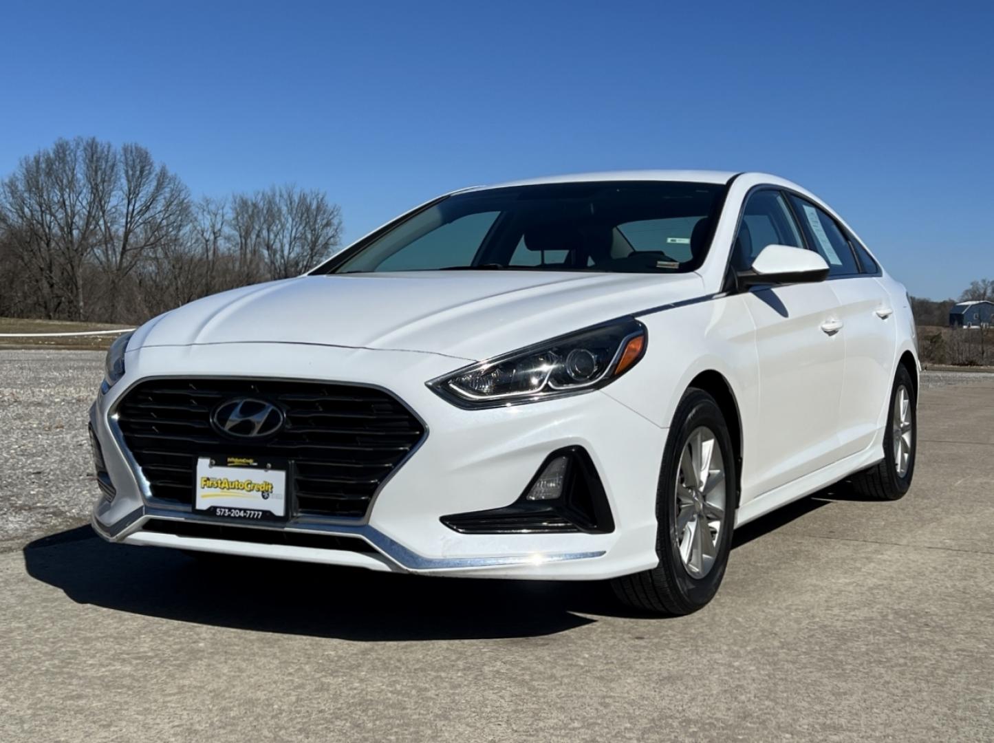 2019 WHITE /Black Cloth HYUNDAI SONATA SE (5NPE24AF4KH) with an 2.4L 4 Cyl. engine, Automatic transmission, located at 2990 Old Orchard Rd., Jackson, MO, 63755, 37.354214, -89.612106 - 2019 Hyundai Sonata SE 111xxx miles Front Wheel Drive 2.4L 4 Cyl. Automatic Backup Camera Bluetooth Cruise Power Windows/Locks/Mirrors We have financing available and we accept trades! Fill out a credit application on our website or come by today! If you have any questions, give us a call - Photo#3