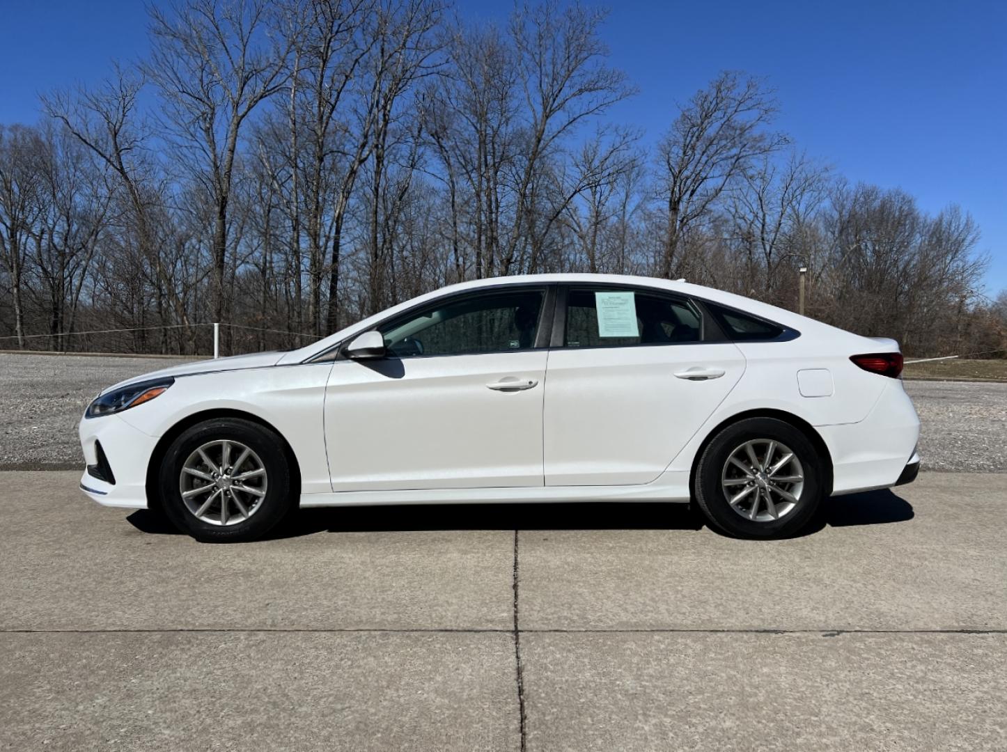 2019 WHITE /Black Cloth HYUNDAI SONATA SE (5NPE24AF4KH) with an 2.4L 4 Cyl. engine, Automatic transmission, located at 2990 Old Orchard Rd., Jackson, MO, 63755, 37.354214, -89.612106 - 2019 Hyundai Sonata SE 111xxx miles Front Wheel Drive 2.4L 4 Cyl. Automatic Backup Camera Bluetooth Cruise Power Windows/Locks/Mirrors We have financing available and we accept trades! Fill out a credit application on our website or come by today! If you have any questions, give us a call - Photo#4