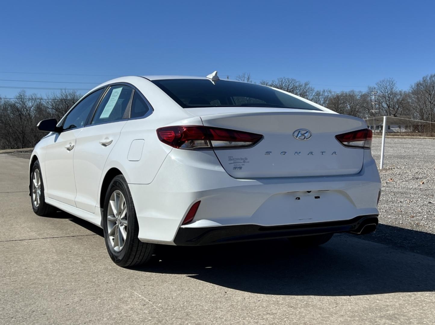 2019 WHITE /Black Cloth HYUNDAI SONATA SE (5NPE24AF4KH) with an 2.4L 4 Cyl. engine, Automatic transmission, located at 2990 Old Orchard Rd., Jackson, MO, 63755, 37.354214, -89.612106 - 2019 Hyundai Sonata SE 111xxx miles Front Wheel Drive 2.4L 4 Cyl. Automatic Backup Camera Bluetooth Cruise Power Windows/Locks/Mirrors We have financing available and we accept trades! Fill out a credit application on our website or come by today! If you have any questions, give us a call - Photo#7
