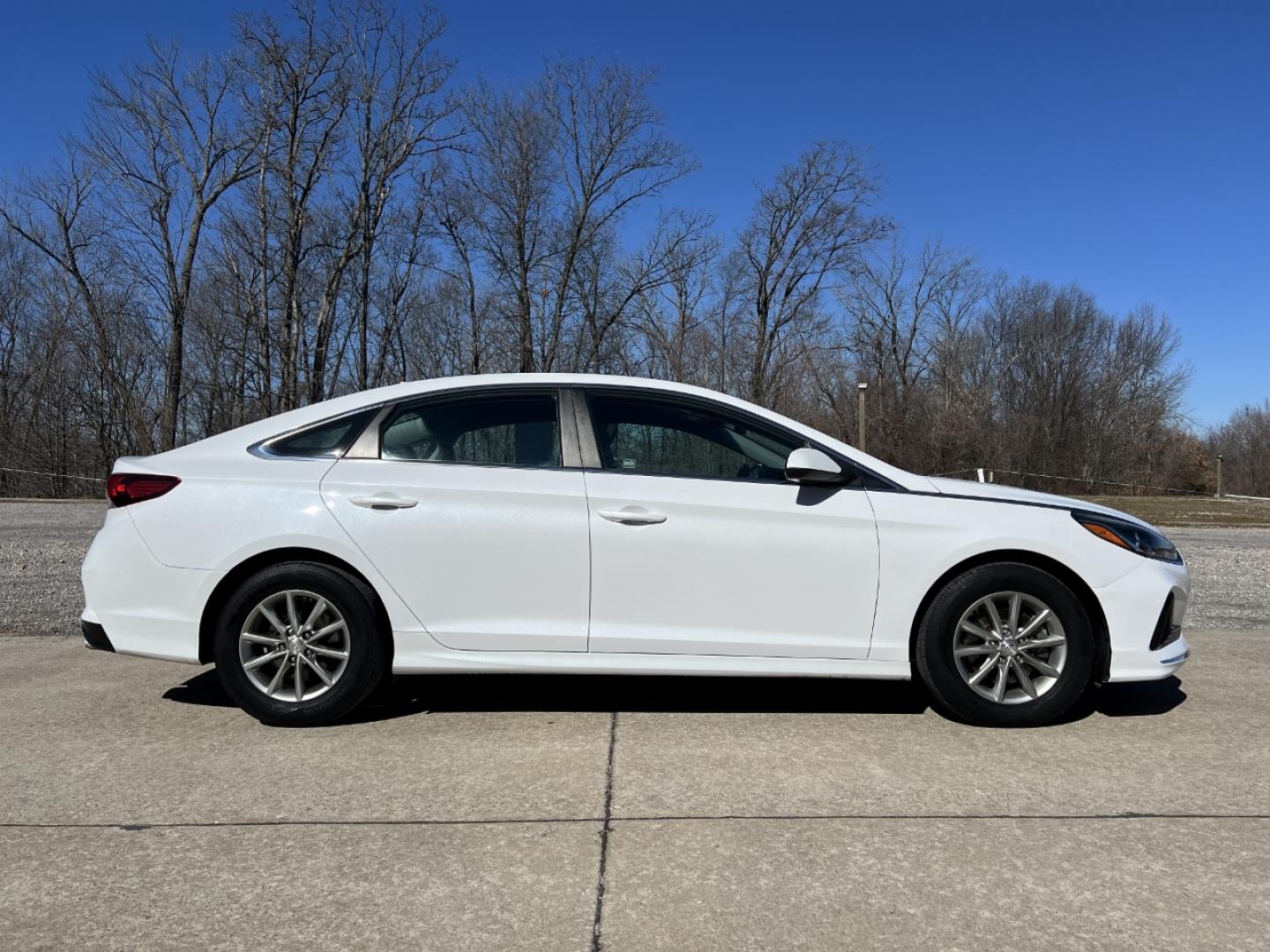 2019 WHITE /Black Cloth HYUNDAI SONATA SE (5NPE24AF4KH) with an 2.4L 4 Cyl. engine, Automatic transmission, located at 2990 Old Orchard Rd., Jackson, MO, 63755, 37.354214, -89.612106 - 2019 Hyundai Sonata SE 111xxx miles Front Wheel Drive 2.4L 4 Cyl. Automatic Backup Camera Bluetooth Cruise Power Windows/Locks/Mirrors We have financing available and we accept trades! Fill out a credit application on our website or come by today! If you have any questions, give us a call - Photo#5
