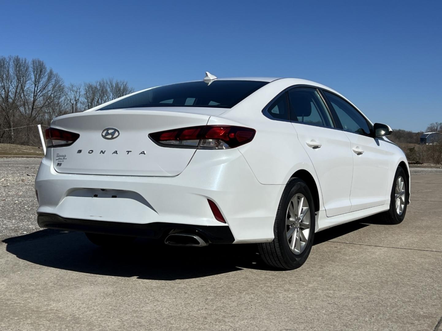 2019 WHITE /Black Cloth HYUNDAI SONATA SE (5NPE24AF4KH) with an 2.4L 4 Cyl. engine, Automatic transmission, located at 2990 Old Orchard Rd., Jackson, MO, 63755, 37.354214, -89.612106 - 2019 Hyundai Sonata SE 111xxx miles Front Wheel Drive 2.4L 4 Cyl. Automatic Backup Camera Bluetooth Cruise Power Windows/Locks/Mirrors We have financing available and we accept trades! Fill out a credit application on our website or come by today! If you have any questions, give us a call - Photo#6