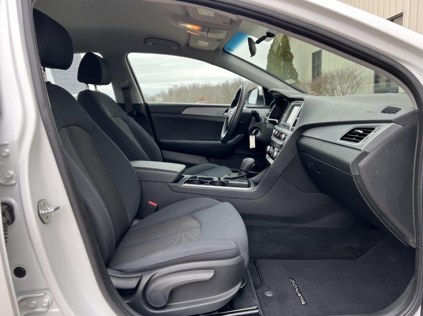 2019 WHITE /Black Cloth HYUNDAI SONATA SE (5NPE24AF3KH) with an 2.4L 4 Cyl. engine, Automatic transmission, located at 2990 Old Orchard Rd., Jackson, MO, 63755, 37.354214, -89.612106 - 2019 Hyundai Sonata SE 77xxx miles Front Wheel Drive 2.4L 4 Cyl. Automatic Backup Camera Bluetooth Cruise Power Windows/Locks/Mirrors We have financing available and we accept trades! Fill out a credit application on our website or come by today! If you have any questions, give us a call a - Photo#13