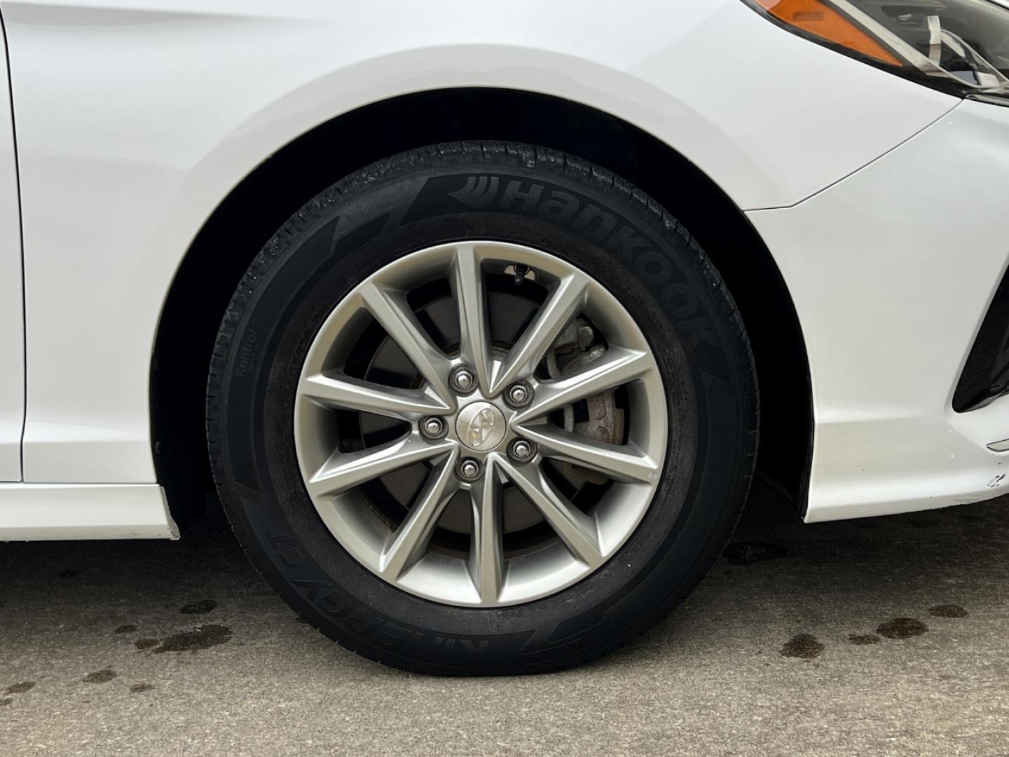 2019 WHITE /Black Cloth HYUNDAI SONATA SE (5NPE24AF3KH) with an 2.4L 4 Cyl. engine, Automatic transmission, located at 2990 Old Orchard Rd., Jackson, MO, 63755, 37.354214, -89.612106 - 2019 Hyundai Sonata SE 77xxx miles Front Wheel Drive 2.4L 4 Cyl. Automatic Backup Camera Bluetooth Cruise Power Windows/Locks/Mirrors We have financing available and we accept trades! Fill out a credit application on our website or come by today! If you have any questions, give us a call a - Photo#33