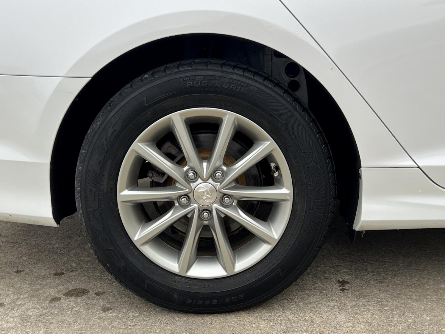 2019 WHITE /Black Cloth HYUNDAI SONATA SE (5NPE24AF3KH) with an 2.4L 4 Cyl. engine, Automatic transmission, located at 2990 Old Orchard Rd., Jackson, MO, 63755, 37.354214, -89.612106 - 2019 Hyundai Sonata SE 77xxx miles Front Wheel Drive 2.4L 4 Cyl. Automatic Backup Camera Bluetooth Cruise Power Windows/Locks/Mirrors We have financing available and we accept trades! Fill out a credit application on our website or come by today! If you have any questions, give us a call a - Photo#32