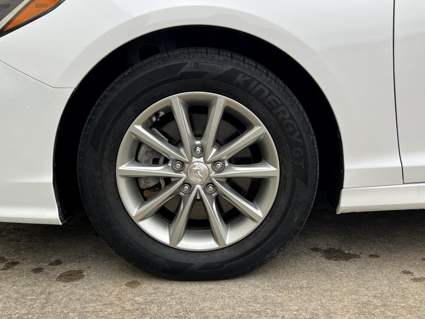 2019 WHITE /Black Cloth HYUNDAI SONATA SE (5NPE24AF3KH) with an 2.4L 4 Cyl. engine, Automatic transmission, located at 2990 Old Orchard Rd., Jackson, MO, 63755, 37.354214, -89.612106 - 2019 Hyundai Sonata SE 77xxx miles Front Wheel Drive 2.4L 4 Cyl. Automatic Backup Camera Bluetooth Cruise Power Windows/Locks/Mirrors We have financing available and we accept trades! Fill out a credit application on our website or come by today! If you have any questions, give us a call a - Photo#29