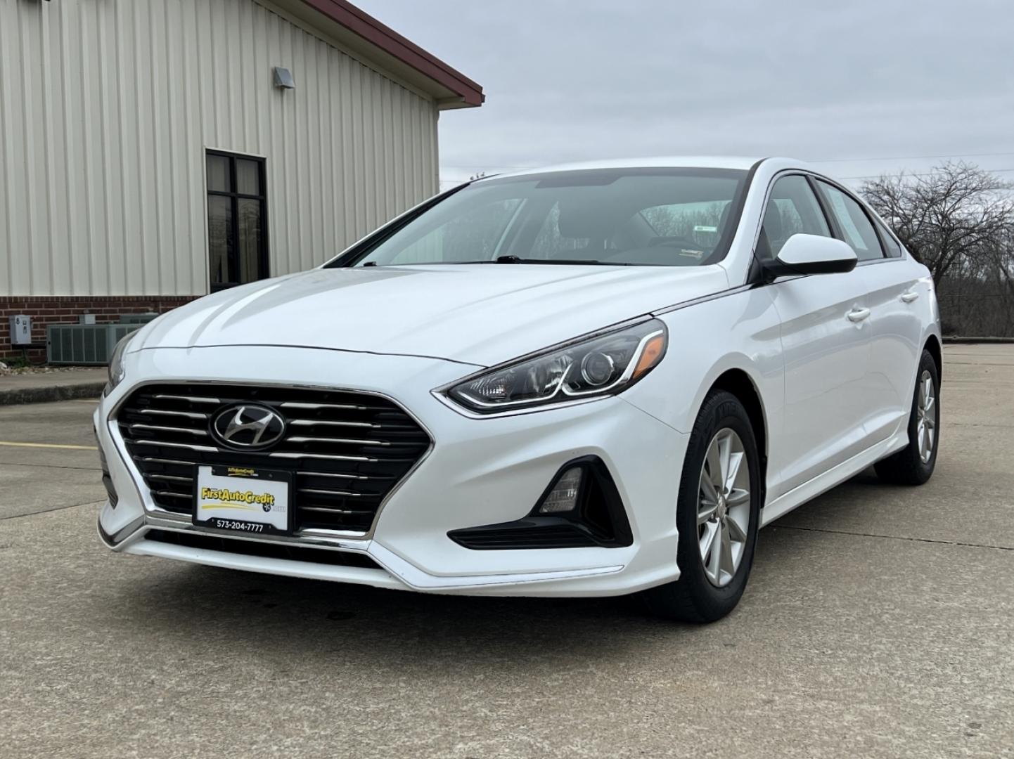 2019 WHITE /Black Cloth HYUNDAI SONATA SE (5NPE24AF3KH) with an 2.4L 4 Cyl. engine, Automatic transmission, located at 2990 Old Orchard Rd., Jackson, MO, 63755, 37.354214, -89.612106 - 2019 Hyundai Sonata SE 77xxx miles Front Wheel Drive 2.4L 4 Cyl. Automatic Backup Camera Bluetooth Cruise Power Windows/Locks/Mirrors We have financing available and we accept trades! Fill out a credit application on our website or come by today! If you have any questions, give us a call a - Photo#3