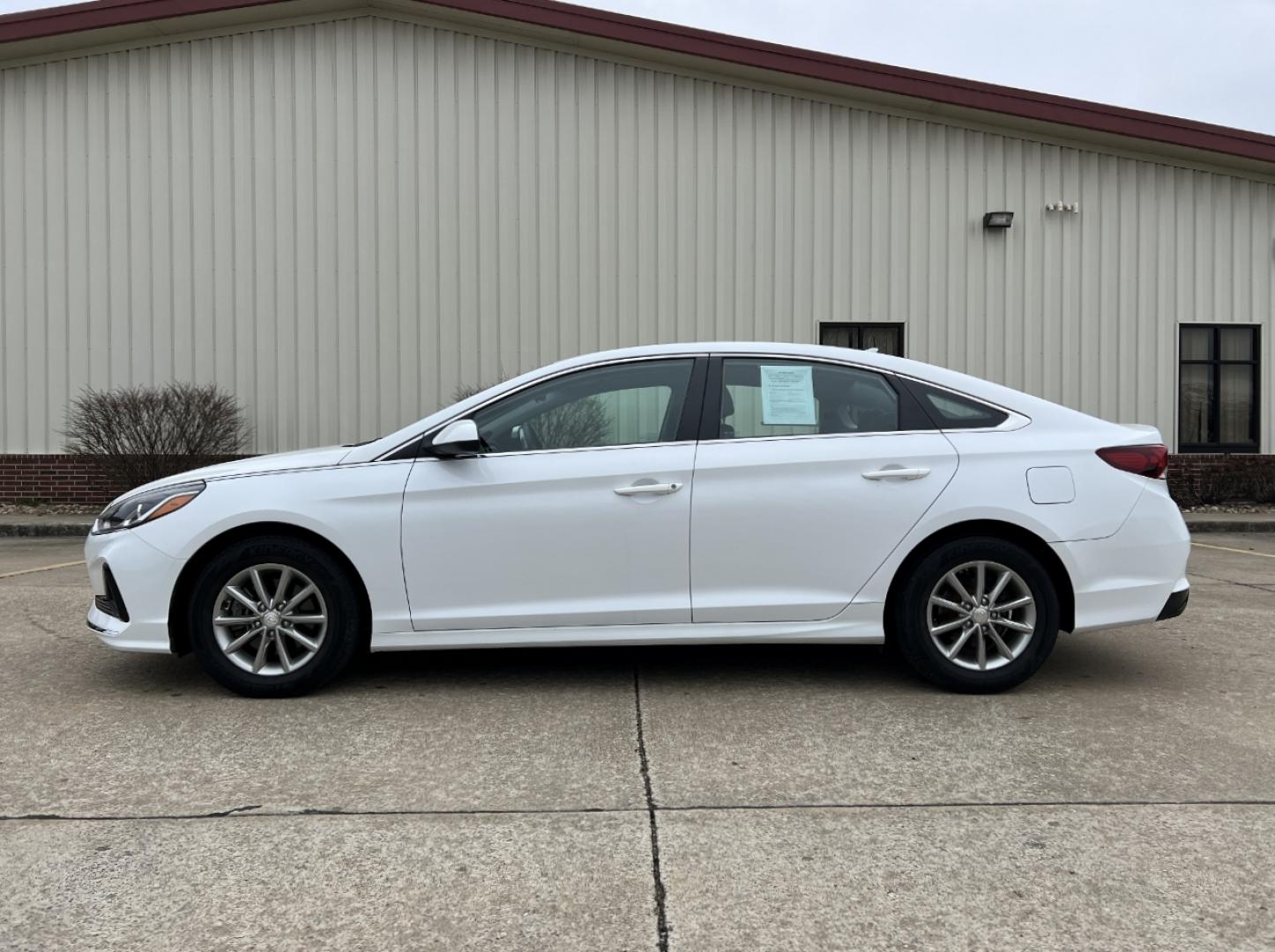 2019 WHITE /Black Cloth HYUNDAI SONATA SE (5NPE24AF3KH) with an 2.4L 4 Cyl. engine, Automatic transmission, located at 2990 Old Orchard Rd., Jackson, MO, 63755, 37.354214, -89.612106 - 2019 Hyundai Sonata SE 77xxx miles Front Wheel Drive 2.4L 4 Cyl. Automatic Backup Camera Bluetooth Cruise Power Windows/Locks/Mirrors We have financing available and we accept trades! Fill out a credit application on our website or come by today! If you have any questions, give us a call a - Photo#4