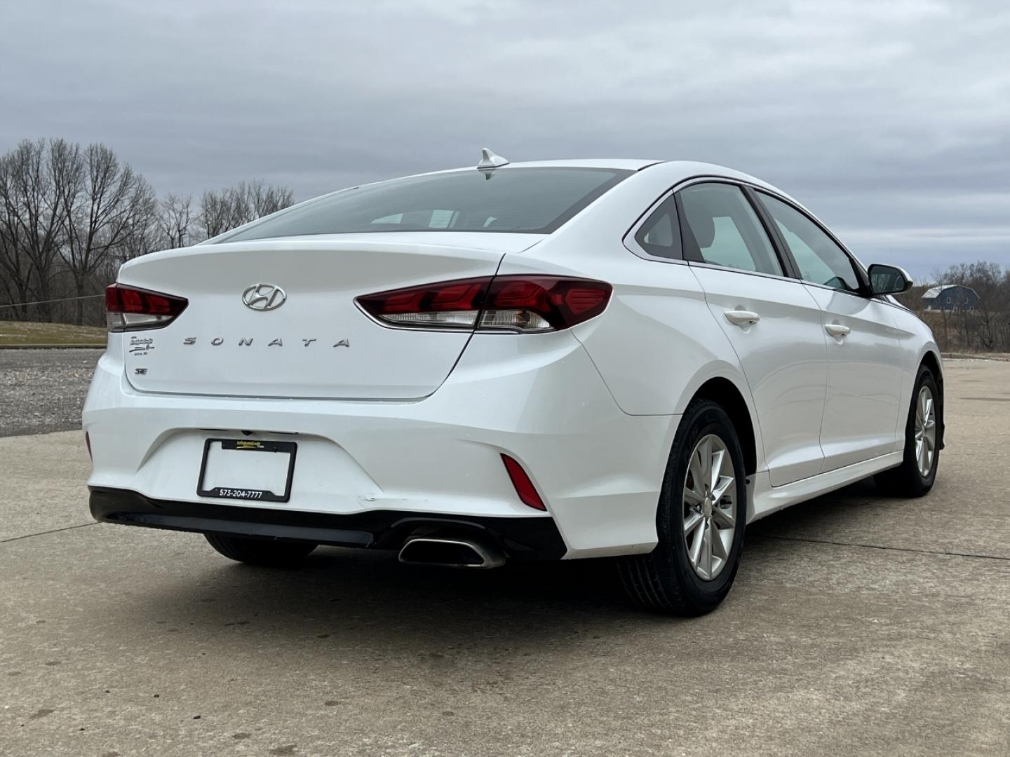 2019 WHITE /Black Cloth HYUNDAI SONATA SE (5NPE24AF3KH) with an 2.4L 4 Cyl. engine, Automatic transmission, located at 2990 Old Orchard Rd., Jackson, MO, 63755, 37.354214, -89.612106 - 2019 Hyundai Sonata SE 77xxx miles Front Wheel Drive 2.4L 4 Cyl. Automatic Backup Camera Bluetooth Cruise Power Windows/Locks/Mirrors We have financing available and we accept trades! Fill out a credit application on our website or come by today! If you have any questions, give us a call a - Photo#6