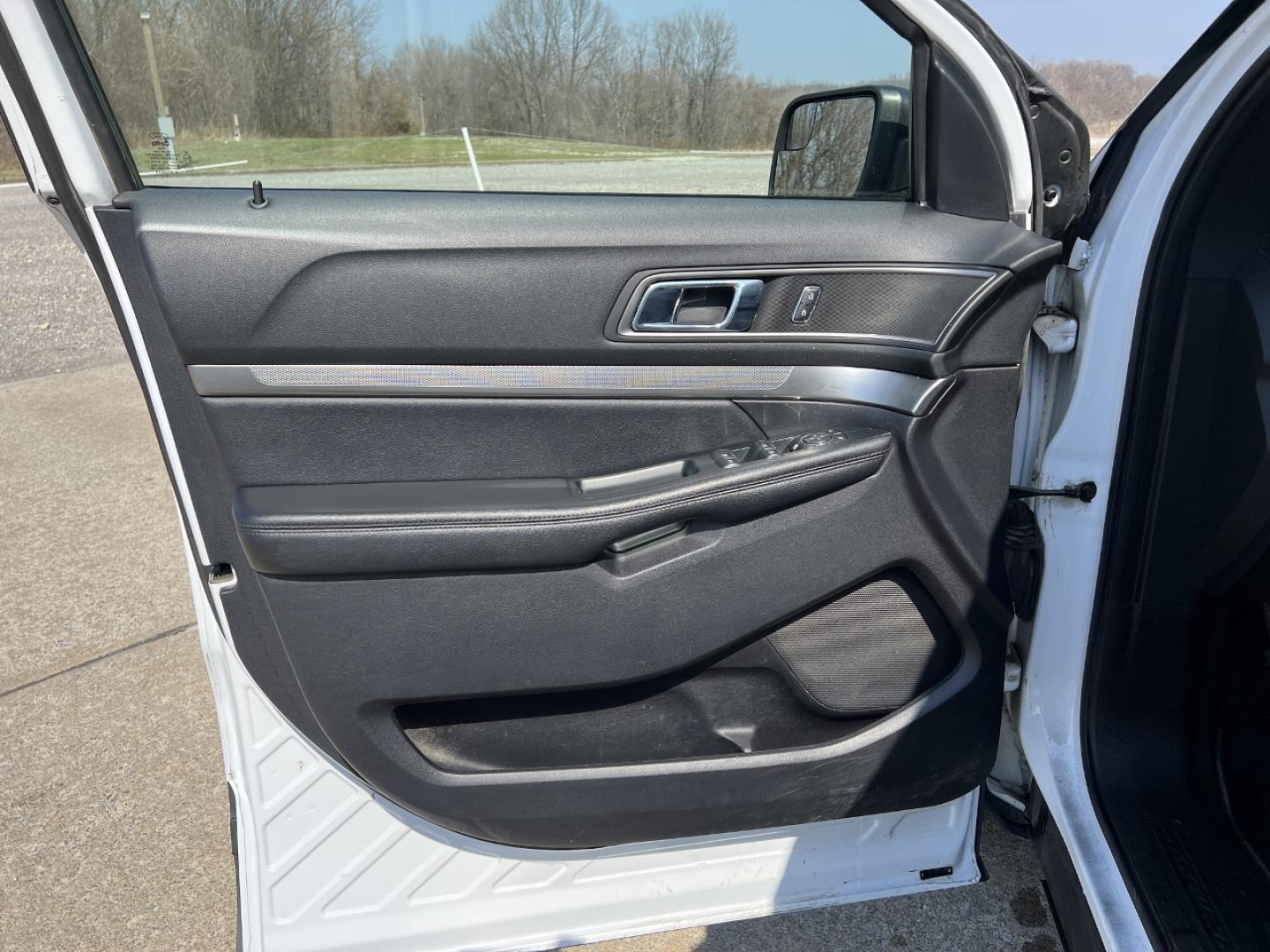 2019 WHITE /Black Cloth FORD EXPLORER XLT (1FM5K8D83KG) with an 3.5L V6 engine, Automatic transmission, located at 2990 Old Orchard Rd., Jackson, MO, 63755, 37.354214, -89.612106 - 2019 Ford Explorer XLT 116xxx miles 4 Wheel Drive 3.5L V6 Automatic 3rd Row Backup Camera Power Seats Bluetooth Cruise Power Windows/Locks/Mirrors We have financing available and we accept trades! Fill out a credit application on our website or come by today! If you have any questions, g - Photo#11
