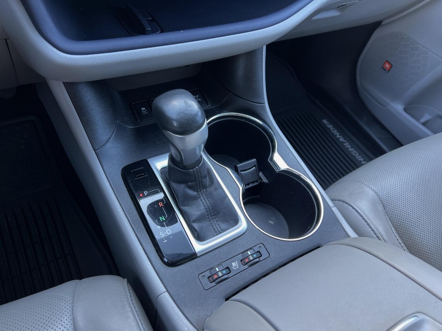 2016 WHITE /Tan Leather TOYOTA HIGHLANDER LIMITED (5TDDKRFH5GS) with an 3.5L V6 engine, Automatic transmission, located at 2990 Old Orchard Rd., Jackson, MO, 63755, 37.354214, -89.612106 - 2016 Toyota Highlander Limited Local 1-Owner 101xxx miles All Wheel Drive 3.5L V6 Automatic Leather 3rd Row Navigation Power/Heated/Cooled Seats Backup Camera Sunroof Bluetooth Cruise Power Windows/Locks/Mirrors We have financing available and we accept trades! Fill out a credit appli - Photo#28
