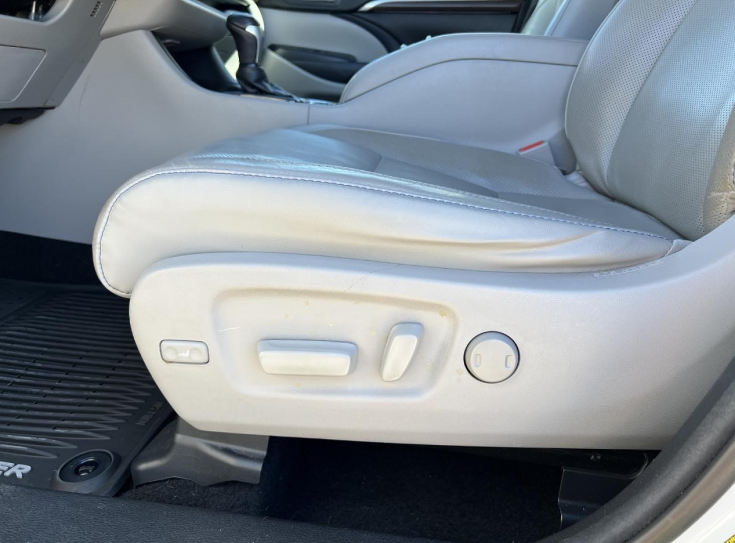 2016 WHITE /Tan Leather TOYOTA HIGHLANDER LIMITED (5TDDKRFH5GS) with an 3.5L V6 engine, Automatic transmission, located at 2990 Old Orchard Rd., Jackson, MO, 63755, 37.354214, -89.612106 - 2016 Toyota Highlander Limited Local 1-Owner 101xxx miles All Wheel Drive 3.5L V6 Automatic Leather 3rd Row Navigation Power/Heated/Cooled Seats Backup Camera Sunroof Bluetooth Cruise Power Windows/Locks/Mirrors We have financing available and we accept trades! Fill out a credit appli - Photo#6