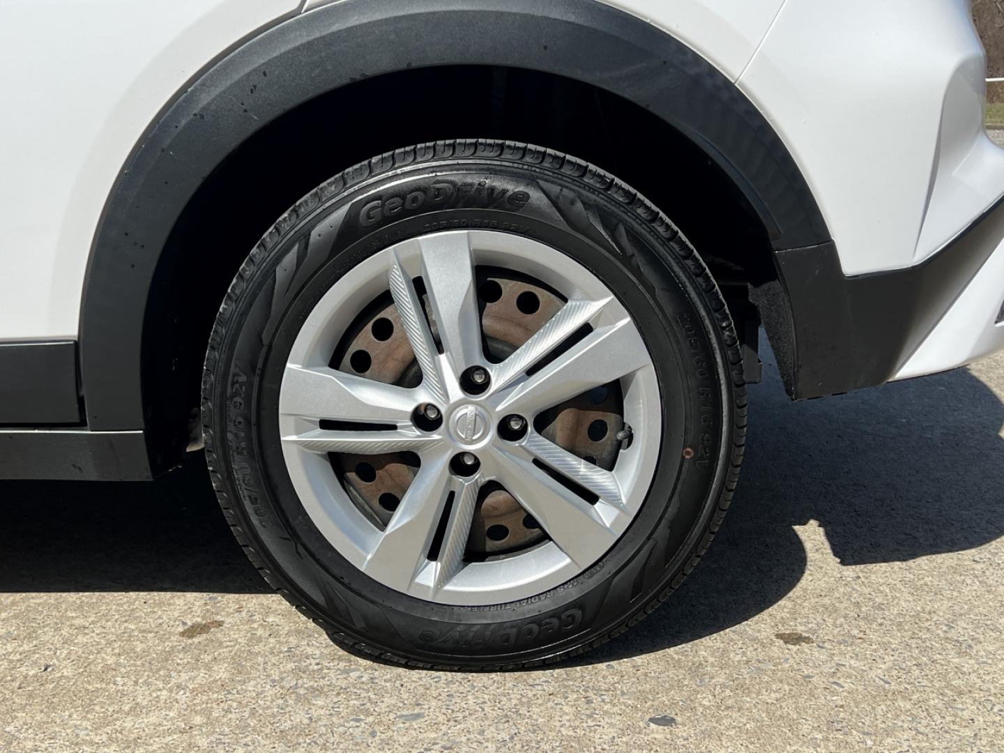 2021 WHITE /Black Cloth NISSAN KICKS S (3N1CP5BV2ML) with an 1.6L 4 Cyl. engine, Continuously Variable transmission, located at 506 S. Kingshighway, Cape Girardeau, MO, 63703, 37.294994, -89.556206 - 2021 Nissan Kicks S 1-Owner 146xxx miles Front Wheel Drive 1.6L 4 Cyl. Automatic Backup Camera Bluetooth Cruise Power Windows/Locks/Mirrors We have financing available and we accept trades! Fill out a credit application on our website or come by today! If you have any questions, give us a - Photo#31