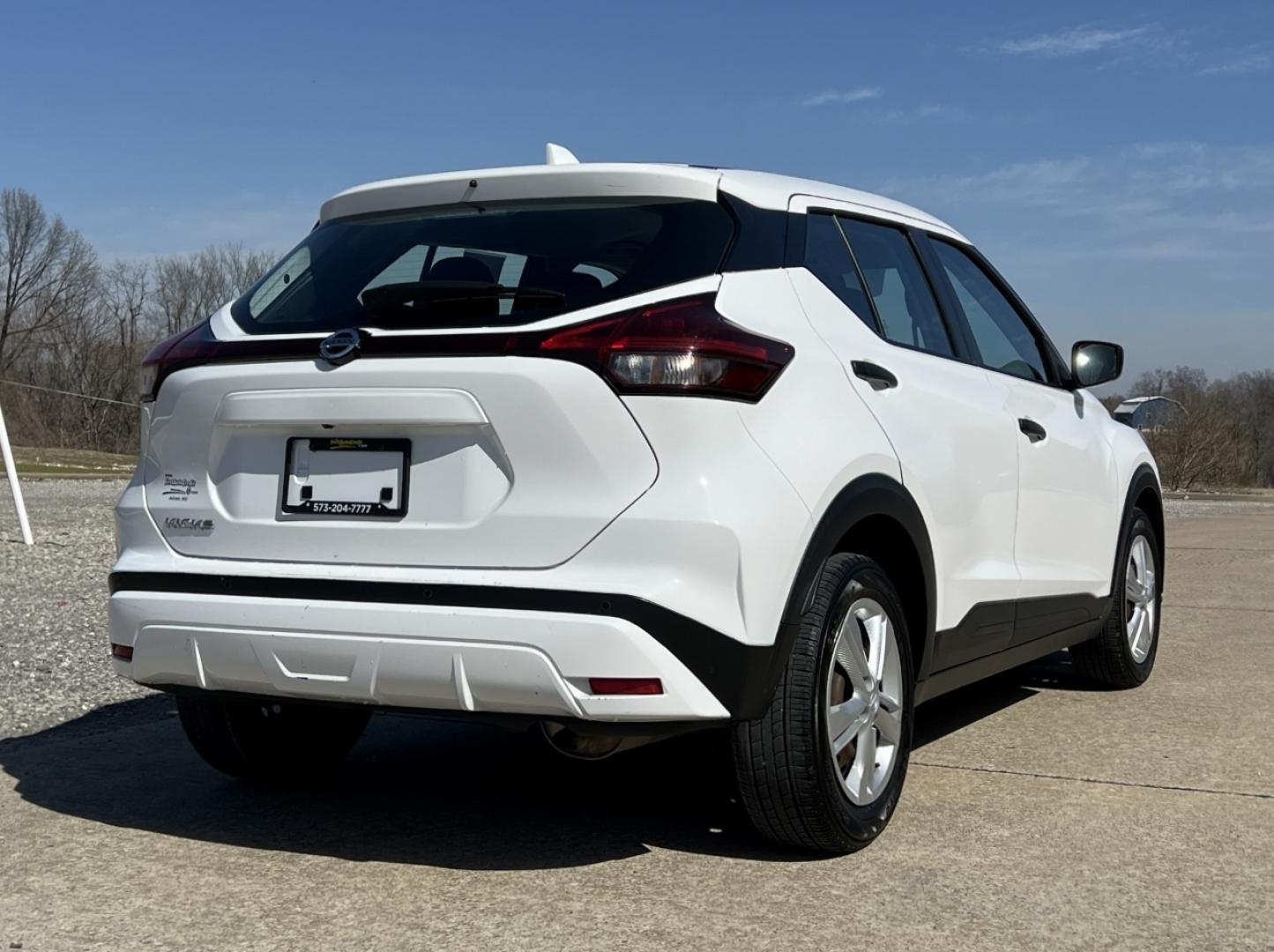 2021 WHITE /Black Cloth NISSAN KICKS S (3N1CP5BV2ML) with an 1.6L 4 Cyl. engine, Continuously Variable transmission, located at 506 S. Kingshighway, Cape Girardeau, MO, 63703, 37.294994, -89.556206 - 2021 Nissan Kicks S 1-Owner 146xxx miles Front Wheel Drive 1.6L 4 Cyl. Automatic Backup Camera Bluetooth Cruise Power Windows/Locks/Mirrors We have financing available and we accept trades! Fill out a credit application on our website or come by today! If you have any questions, give us a - Photo#6