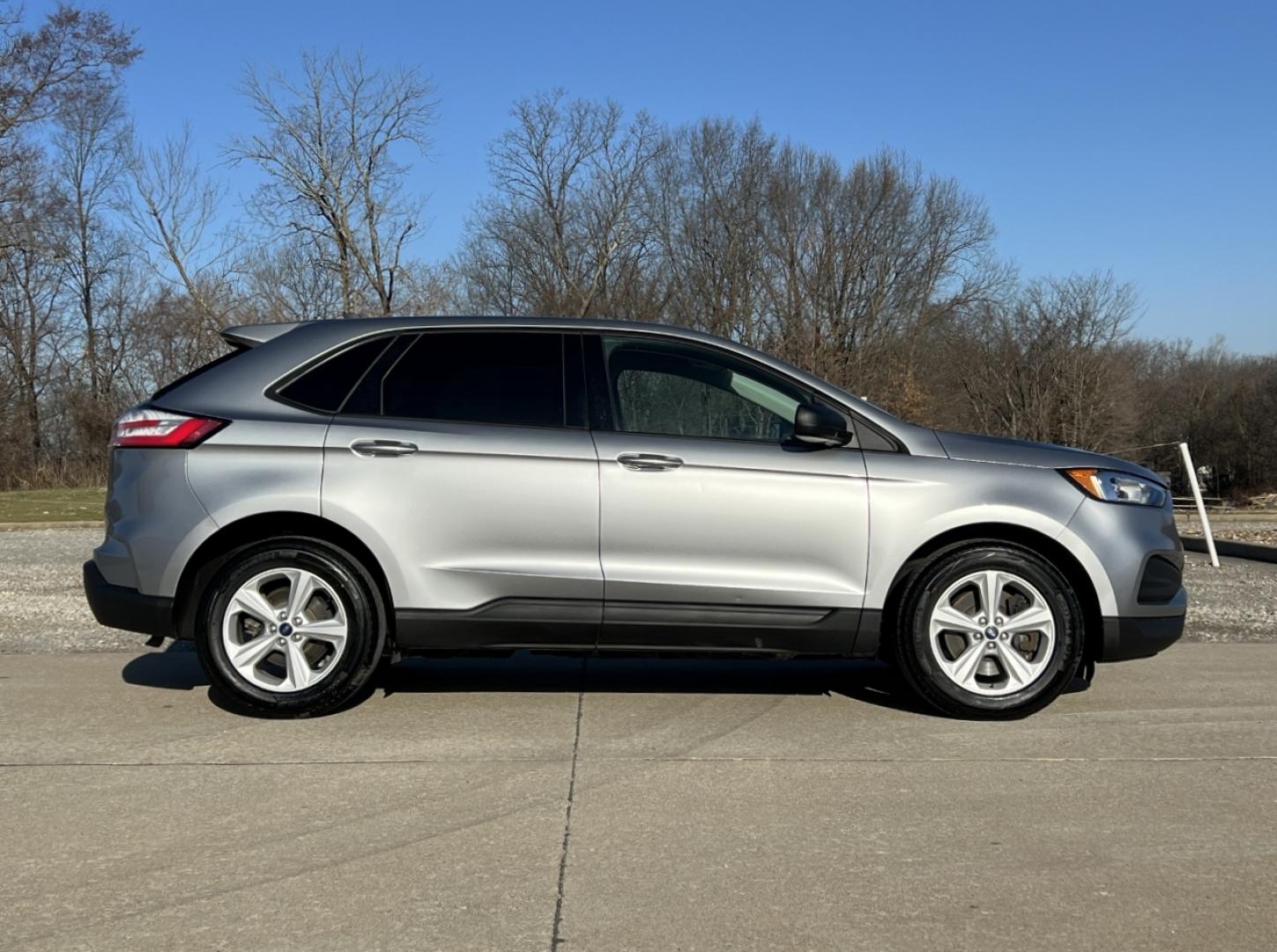 2021 SILVER /Black Cloth FORD EDGE SE (2FMPK3G94MB) with an 2.0L 4 Cyl. engine, Automatic transmission, located at 506 S. Kingshighway, Cape Girardeau, MO, 63703, 37.294994, -89.556206 - 2021 Ford Edge SE 1-Owner 89xxx miles Front Wheel Drive 2.0L 4 Cyl. Automatic New Tires Backup Camera Bluetooth Cruise Power Windows/Locks/Mirrors We have financing available and we accept trades! Fill out a credit application on our website or come by today! If you have any questions, g - Photo#5