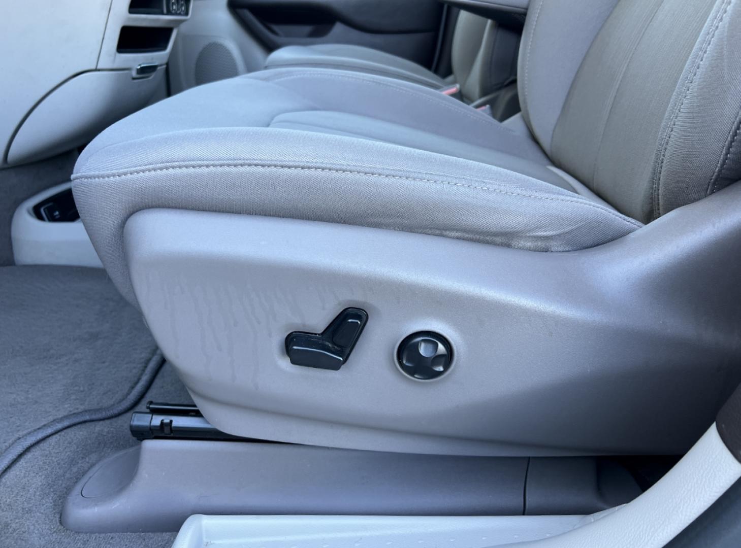 2021 WHITE /Gray Cloth CHRYSLER VOYAGER LX (2C4RC1CG5MR) with an 3.6L V6 engine, Automatic transmission, located at 2990 Old Orchard Rd., Jackson, MO, 63755, 37.354214, -89.612106 - 2021 Chrysler Voyager LX 1-Owner 95xxx miles Front Wheel Drive 3.6L V6 Automatic 3rd Row Backup Camera Power Driver Seat Stow 'N Go Bluetooth Cruise Power Windows/Locks/Mirrors We have financing available and we accept trades! Fill out a credit application on our website or come by toda - Photo#3