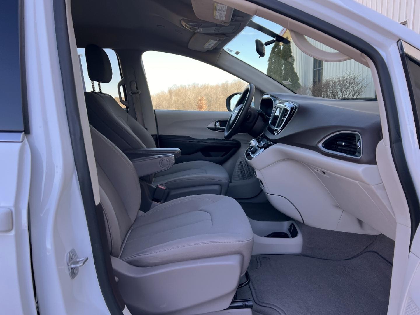 2021 WHITE /Gray Cloth CHRYSLER VOYAGER LX (2C4RC1CG5MR) with an 3.6L V6 engine, Automatic transmission, located at 2990 Old Orchard Rd., Jackson, MO, 63755, 37.354214, -89.612106 - 2021 Chrysler Voyager LX 1-Owner 95xxx miles Front Wheel Drive 3.6L V6 Automatic 3rd Row Backup Camera Power Driver Seat Stow 'N Go Bluetooth Cruise Power Windows/Locks/Mirrors We have financing available and we accept trades! Fill out a credit application on our website or come by toda - Photo#14