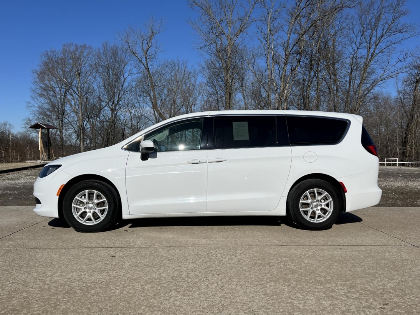 2021 WHITE /Gray Cloth CHRYSLER VOYAGER LX (2C4RC1CG5MR) with an 3.6L V6 engine, Automatic transmission, located at 2990 Old Orchard Rd., Jackson, MO, 63755, 37.354214, -89.612106 - 2021 Chrysler Voyager LX 1-Owner 95xxx miles Front Wheel Drive 3.6L V6 Automatic 3rd Row Backup Camera Power Driver Seat Stow 'N Go Bluetooth Cruise Power Windows/Locks/Mirrors We have financing available and we accept trades! Fill out a credit application on our website or come by toda - Photo#5
