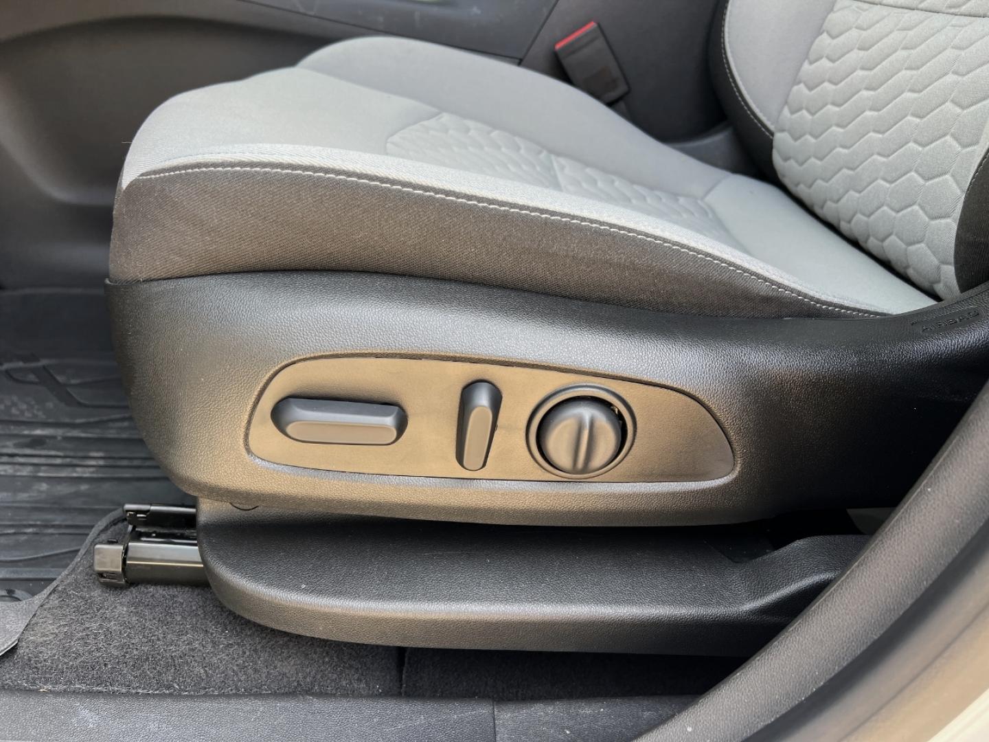 2021 WHITE /Gray Cloth CHEVROLET EQUINOX LS (3GNAXHEVXMS) with an 1.5L 4 Cyl. engine, Automatic transmission, located at 2990 Old Orchard Rd., Jackson, MO, 63755, 37.354214, -89.612106 - 2021 Chevrolet Equinox LS 93xxx miles Front Wheel Drive 1.5L 4 Cyl. Automatic Power Driver Seat Backup Camera Bluetooth Cruise Power Windows/Locks/Mirrors We have financing available and we accept trades! Fill out a credit application on our website or come by today! If you have any quest - Photo#3