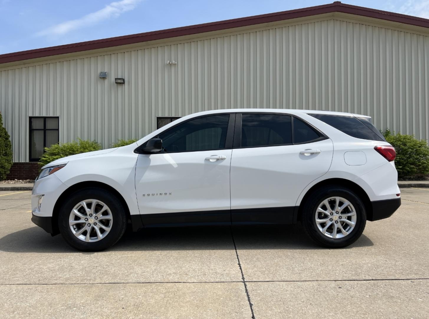 2021 WHITE /Gray Cloth CHEVROLET EQUINOX LS (3GNAXHEVXMS) with an 1.5L 4 Cyl. engine, Automatic transmission, located at 2990 Old Orchard Rd., Jackson, MO, 63755, 37.354214, -89.612106 - 2021 Chevrolet Equinox LS 93xxx miles Front Wheel Drive 1.5L 4 Cyl. Automatic Power Driver Seat Backup Camera Bluetooth Cruise Power Windows/Locks/Mirrors We have financing available and we accept trades! Fill out a credit application on our website or come by today! If you have any quest - Photo#5
