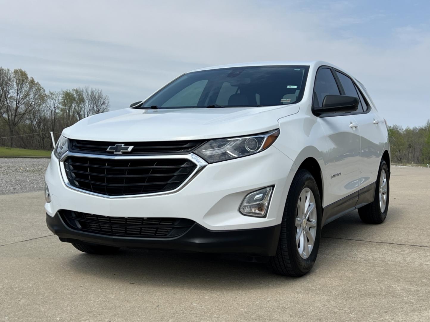 2021 WHITE /Gray Cloth CHEVROLET EQUINOX LS (3GNAXHEVXMS) with an 1.5L 4 Cyl. engine, Automatic transmission, located at 2990 Old Orchard Rd., Jackson, MO, 63755, 37.354214, -89.612106 - 2021 Chevrolet Equinox LS 93xxx miles Front Wheel Drive 1.5L 4 Cyl. Automatic Power Driver Seat Backup Camera Bluetooth Cruise Power Windows/Locks/Mirrors We have financing available and we accept trades! Fill out a credit application on our website or come by today! If you have any quest - Photo#4
